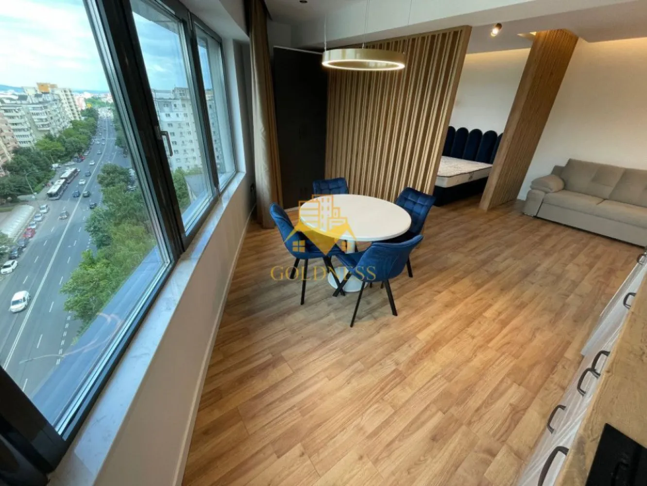 o camera, parcare, bloc nou, terasa, Manastur,West City,Calea Floresti - GOLDNESS Imobiliare vă propune spre închiriere un apartament cu o camera complet mobilat și utilat, la etajul 9 într-un imobil de 28 etaje, în cartierul Manastur. Apartamentul este compartimentat astfel:
 - living cu bucatarie open-space complet utilată, canapea extensibla, loc de servit masa, pat matrimonial
 - baie cu cabina de dus calorifer port prosop inox și dulap pentru depozitare.
 - terasa de 7 mp.
 
Imobilul este dotat cu toate cele necesare- centrală proprie, mașină de spălat haine, frigider, plită electrică, hotă, etc. 
Se află în apropierea stațiilor de transport în comun, magazine, restaurante, spații verzi, farmacii, etc. 
Dispune de loc de parcare subteran!

Dacă sunteți interesați de acest apartament și doriți să îl vizionați, dar și pentru alte oferte sau detalii nu ezitați să ne contactați telefonic sau prin e-mail - goldnessimobiliare@gmail.com. Vă stăm la dispoziție!