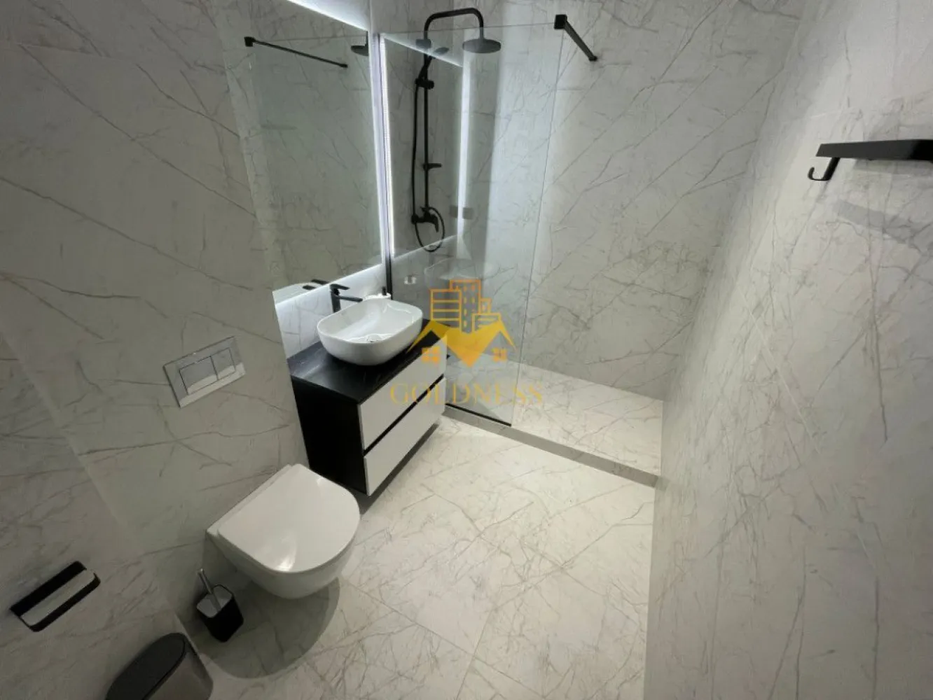 o camera, parcare, bloc nou, terasa, Manastur,West City,Calea Floresti - GOLDNESS Imobiliare vă propune spre închiriere un apartament cu o camera complet mobilat și utilat, la etajul 9 într-un imobil de 28 etaje, în cartierul Manastur. Apartamentul este compartimentat astfel:
 - living cu bucatarie open-space complet utilată, canapea extensibla, loc de servit masa, pat matrimonial
 - baie cu cabina de dus calorifer port prosop inox și dulap pentru depozitare.
 - terasa de 7 mp.
 
Imobilul este dotat cu toate cele necesare- centrală proprie, mașină de spălat haine, frigider, plită electrică, hotă, etc. 
Se află în apropierea stațiilor de transport în comun, magazine, restaurante, spații verzi, farmacii, etc. 
Dispune de loc de parcare subteran!

Dacă sunteți interesați de acest apartament și doriți să îl vizionați, dar și pentru alte oferte sau detalii nu ezitați să ne contactați telefonic sau prin e-mail - goldnessimobiliare@gmail.com. Vă stăm la dispoziție!