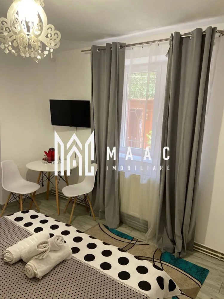 Casa in centrul vechi I 4 Camere I 108 mp I 70 mp teren - MAAC Imobiliare va propune spre vanzare o casă situată în Centrul Vechi, pe strada Pielarilor.

✔ Suprafață utilă: 108 mp
✔ 4 camere
✔ 4 băi (fiecare cameră are baie proprie)
✔ Funcționează în regim hotelier
✔ Teren 70 mp
✔ Magazie pe teren

Imobilul este ideal pentru investiție, fiind deja folosit în regim hotelier, cu posibilitate de preluare activitate.

Zonă centrală, cu acces rapid la puncte de interes turistic.

Pentru mai multe detalii, precizati ca ati vazut anuntul cu ID CP2975676