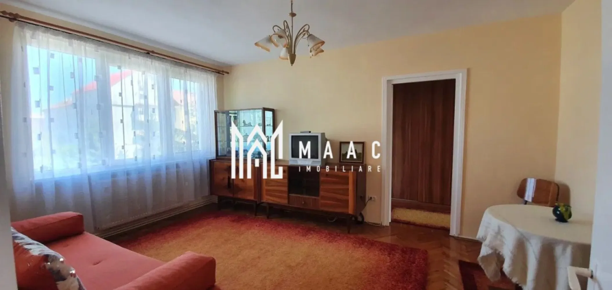Apartament 2 camere | 50 MPU | Balcon | Ștrand - MAAC Imobiliare vă propune spre închiriere un apartament cu 2 camere, situat în zona Ștrand din Sibiu, o zonă apreciată pentru accesibilitate, liniște și proximitatea față de puncte de interes urban. Proprietatea este ideală pentru cei care caută un apartament de închiriat în Sibiu, bine poziționat și pregătit pentru mutare imediată.

Apartamentul este semidecomandat și oferă o compartimentare practică, optimizată pentru confortul zilnic, fiind potrivit atât pentru un cuplu, cât și pentru o persoană singură. Imobilul este amplasat într-un bloc izolat termic, cu scara recent renovată, aspect ce contribuie la un plus de confort și eficiență energetică.

Compartimentarea locuinței este următoarea:
-hol de acces
-sufragerie luminoasă
-bucătărie complet funcțională
-dormitor cu acces pe balcon închis
-baie prevăzută cu geam pentru aerisire naturală

Apartamentul se predă mobilat și utilat, fiind pregătit pentru închiriere imediată, fără necesitatea unor investiții suplimentare. Balconul închis oferă un spațiu suplimentar util, iar geamul de aerisire din baie asigură un mediu sănătos și bine ventilat.

Condiții de închiriere:
-garanție: 450€
-nu se acceptă animale de companie
-disponibilitate: imediată

Pentru mai multe detalii, vă rugăm să specificați telefonic că ați văzut anunțul cu CP2969973.