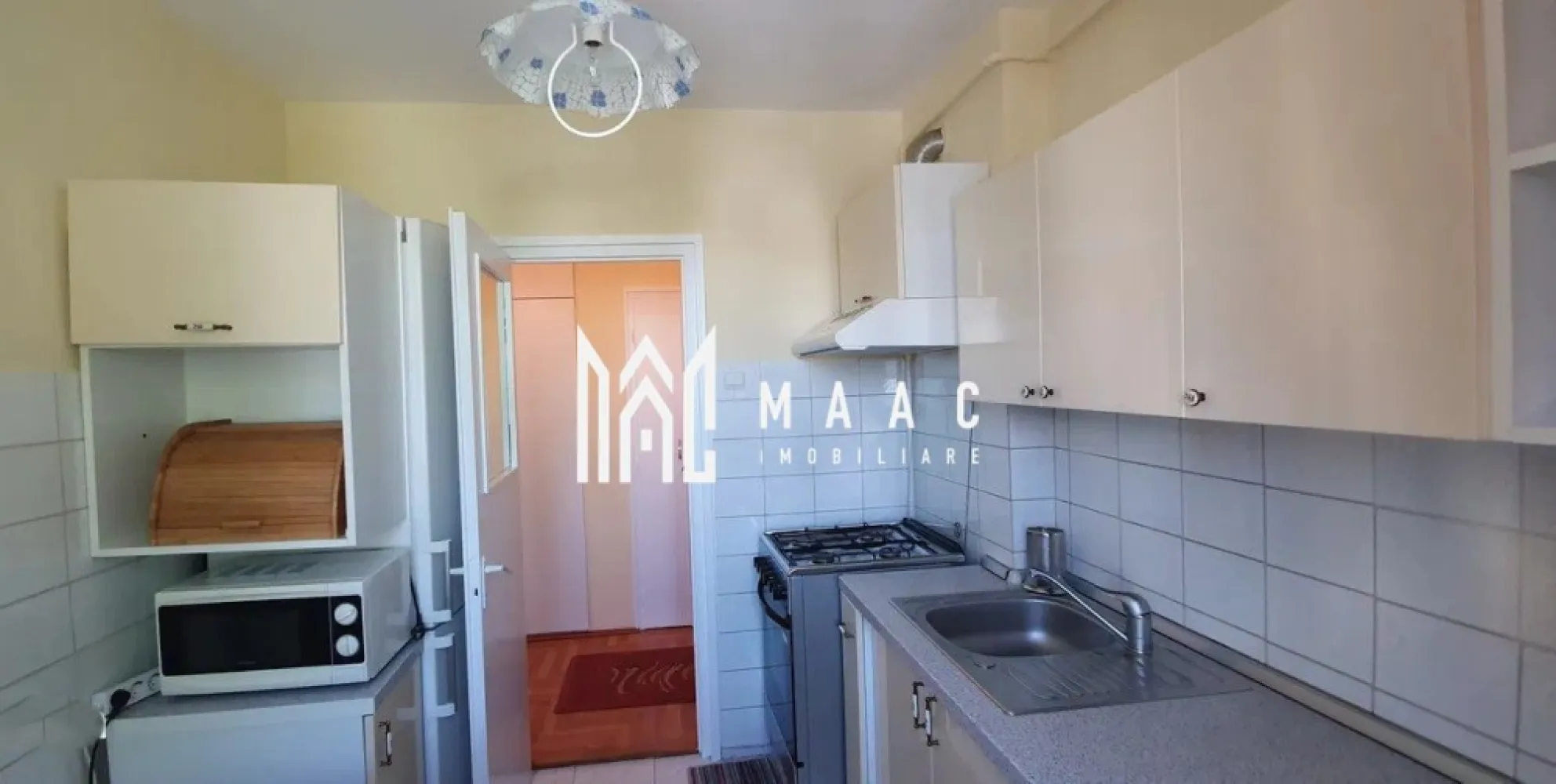 Apartament 2 camere | 50 MPU | Balcon | Ștrand - MAAC Imobiliare vă propune spre închiriere un apartament cu 2 camere, situat în zona Ștrand din Sibiu, o zonă apreciată pentru accesibilitate, liniște și proximitatea față de puncte de interes urban. Proprietatea este ideală pentru cei care caută un apartament de închiriat în Sibiu, bine poziționat și pregătit pentru mutare imediată.

Apartamentul este semidecomandat și oferă o compartimentare practică, optimizată pentru confortul zilnic, fiind potrivit atât pentru un cuplu, cât și pentru o persoană singură. Imobilul este amplasat într-un bloc izolat termic, cu scara recent renovată, aspect ce contribuie la un plus de confort și eficiență energetică.

Compartimentarea locuinței este următoarea:
-hol de acces
-sufragerie luminoasă
-bucătărie complet funcțională
-dormitor cu acces pe balcon închis
-baie prevăzută cu geam pentru aerisire naturală

Apartamentul se predă mobilat și utilat, fiind pregătit pentru închiriere imediată, fără necesitatea unor investiții suplimentare. Balconul închis oferă un spațiu suplimentar util, iar geamul de aerisire din baie asigură un mediu sănătos și bine ventilat.

Condiții de închiriere:
-garanție: 450€
-nu se acceptă animale de companie
-disponibilitate: imediată

Pentru mai multe detalii, vă rugăm să specificați telefonic că ați văzut anunțul cu CP2969973.