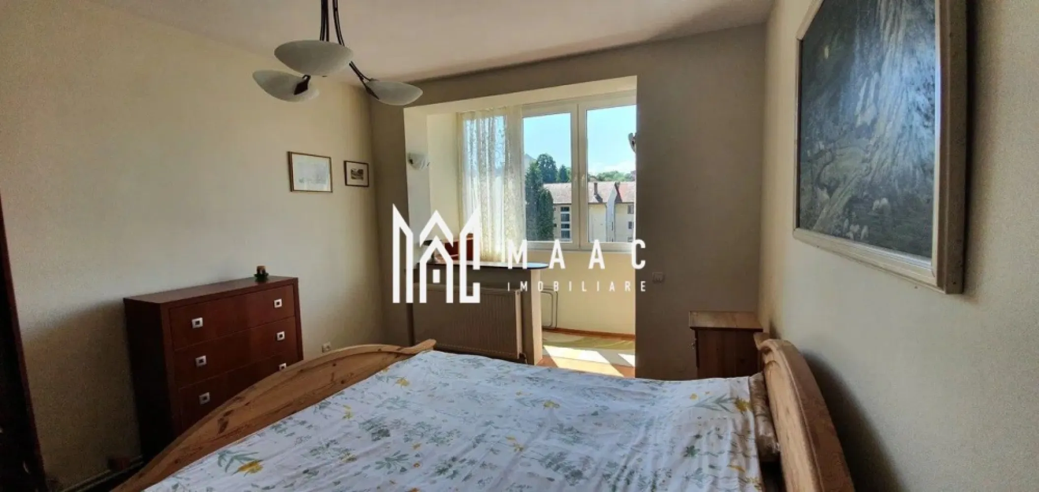 Apartament 2 camere | 50 MPU | Balcon | Ștrand - MAAC Imobiliare vă propune spre închiriere un apartament cu 2 camere, situat în zona Ștrand din Sibiu, o zonă apreciată pentru accesibilitate, liniște și proximitatea față de puncte de interes urban. Proprietatea este ideală pentru cei care caută un apartament de închiriat în Sibiu, bine poziționat și pregătit pentru mutare imediată.

Apartamentul este semidecomandat și oferă o compartimentare practică, optimizată pentru confortul zilnic, fiind potrivit atât pentru un cuplu, cât și pentru o persoană singură. Imobilul este amplasat într-un bloc izolat termic, cu scara recent renovată, aspect ce contribuie la un plus de confort și eficiență energetică.

Compartimentarea locuinței este următoarea:
-hol de acces
-sufragerie luminoasă
-bucătărie complet funcțională
-dormitor cu acces pe balcon închis
-baie prevăzută cu geam pentru aerisire naturală

Apartamentul se predă mobilat și utilat, fiind pregătit pentru închiriere imediată, fără necesitatea unor investiții suplimentare. Balconul închis oferă un spațiu suplimentar util, iar geamul de aerisire din baie asigură un mediu sănătos și bine ventilat.

Condiții de închiriere:
-garanție: 450€
-nu se acceptă animale de companie
-disponibilitate: imediată

Pentru mai multe detalii, vă rugăm să specificați telefonic că ați văzut anunțul cu CP2969973.