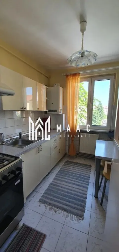 Apartament 2 camere | 50 MPU | Balcon | Ștrand - MAAC Imobiliare vă propune spre închiriere un apartament cu 2 camere, situat în zona Ștrand din Sibiu, o zonă apreciată pentru accesibilitate, liniște și proximitatea față de puncte de interes urban. Proprietatea este ideală pentru cei care caută un apartament de închiriat în Sibiu, bine poziționat și pregătit pentru mutare imediată.

Apartamentul este semidecomandat și oferă o compartimentare practică, optimizată pentru confortul zilnic, fiind potrivit atât pentru un cuplu, cât și pentru o persoană singură. Imobilul este amplasat într-un bloc izolat termic, cu scara recent renovată, aspect ce contribuie la un plus de confort și eficiență energetică.

Compartimentarea locuinței este următoarea:
-hol de acces
-sufragerie luminoasă
-bucătărie complet funcțională
-dormitor cu acces pe balcon închis
-baie prevăzută cu geam pentru aerisire naturală

Apartamentul se predă mobilat și utilat, fiind pregătit pentru închiriere imediată, fără necesitatea unor investiții suplimentare. Balconul închis oferă un spațiu suplimentar util, iar geamul de aerisire din baie asigură un mediu sănătos și bine ventilat.

Condiții de închiriere:
-garanție: 450€
-nu se acceptă animale de companie
-disponibilitate: imediată

Pentru mai multe detalii, vă rugăm să specificați telefonic că ați văzut anunțul cu CP2969973.
