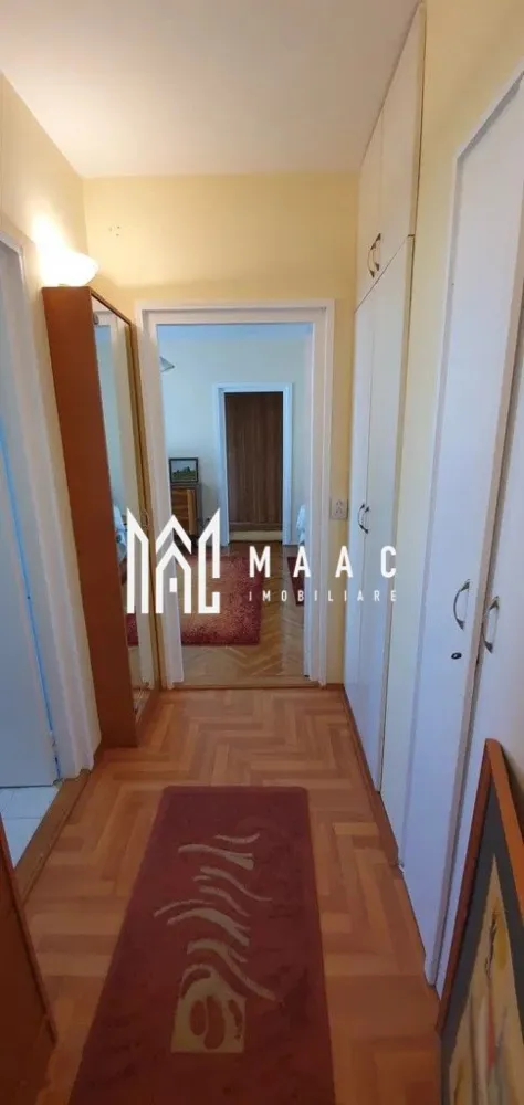 Apartament 2 camere | 50 MPU | Balcon | Ștrand - MAAC Imobiliare vă propune spre închiriere un apartament cu 2 camere, situat în zona Ștrand din Sibiu, o zonă apreciată pentru accesibilitate, liniște și proximitatea față de puncte de interes urban. Proprietatea este ideală pentru cei care caută un apartament de închiriat în Sibiu, bine poziționat și pregătit pentru mutare imediată.

Apartamentul este semidecomandat și oferă o compartimentare practică, optimizată pentru confortul zilnic, fiind potrivit atât pentru un cuplu, cât și pentru o persoană singură. Imobilul este amplasat într-un bloc izolat termic, cu scara recent renovată, aspect ce contribuie la un plus de confort și eficiență energetică.

Compartimentarea locuinței este următoarea:
-hol de acces
-sufragerie luminoasă
-bucătărie complet funcțională
-dormitor cu acces pe balcon închis
-baie prevăzută cu geam pentru aerisire naturală

Apartamentul se predă mobilat și utilat, fiind pregătit pentru închiriere imediată, fără necesitatea unor investiții suplimentare. Balconul închis oferă un spațiu suplimentar util, iar geamul de aerisire din baie asigură un mediu sănătos și bine ventilat.

Condiții de închiriere:
-garanție: 450€
-nu se acceptă animale de companie
-disponibilitate: imediată

Pentru mai multe detalii, vă rugăm să specificați telefonic că ați văzut anunțul cu CP2969973.