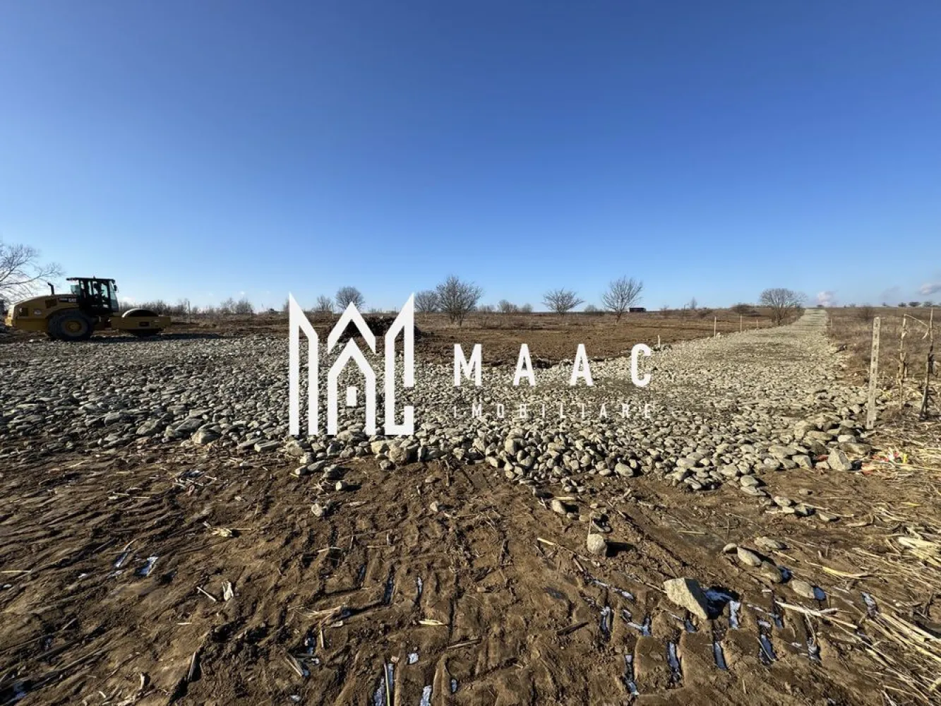 Parcele de Teren | Intravilan | PUZ Aprobat | Mohu-Șelimbăr - MAAC Imobiliare vă propune spre vânzare parcele de teren intravilan situate într-un ansamblu rezidențial nou în localitatea Mohu, comuna Șelimbăr, într-o zonă în plină dezvoltare aflat la o distanță de maxim 15 minute de Sibiu. 

Amplasarea acestora într-un cadru natural liniștit oferă o panoramă deosebită și reprezintă oportunitatea ideală pentru construcția unei case departe de agitația orașului, dar cu acces facil către punctele de interes urban.

Proprietățile beneficiază de un PUZ aprobat si au o suprafață de 418 mp, având o deschidere la stradă de 13,50 metri. 

Utilitățile necesare sunt disponibile în imediata proximitate a terenului, facilitând astfel procesul de demarare a construcției. 

Flexibilitate pentru proiecte cu regim de înalțime Demisol, Parter si Etaj sau Demisol, Parter si Mansardă.

Pentru mai multe detalii tehnice , informații suplimentare sau pentru a programa o vizionare, nu ezitați să ne contactați menționând codul proprietății ID: CP2975962.