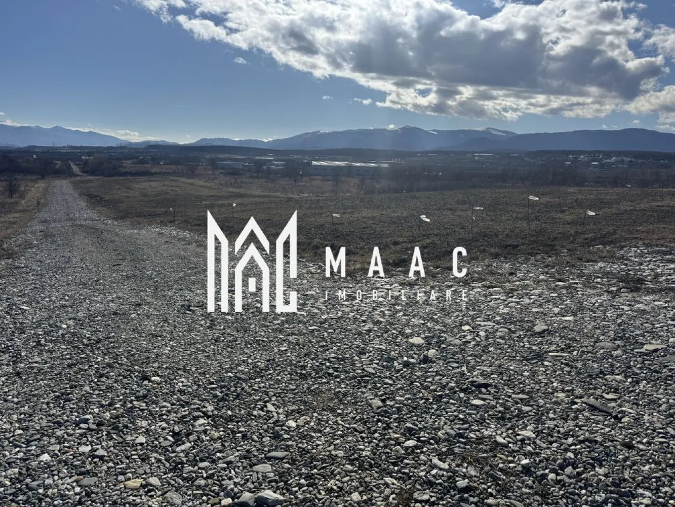 Parcele de Teren | Intravilan | PUZ Aprobat | Mohu-Șelimbăr - MAAC Imobiliare vă propune spre vânzare parcele de teren intravilan situate într-un ansamblu rezidențial nou în localitatea Mohu, comuna Șelimbăr, într-o zonă în plină dezvoltare aflat la o distanță de maxim 15 minute de Sibiu. 

Amplasarea acestora într-un cadru natural liniștit oferă o panoramă deosebită și reprezintă oportunitatea ideală pentru construcția unei case departe de agitația orașului, dar cu acces facil către punctele de interes urban.

Proprietățile beneficiază de un PUZ aprobat si au o suprafață de 418 mp, având o deschidere la stradă de 13,50 metri. 

Utilitățile necesare sunt disponibile în imediata proximitate a terenului, facilitând astfel procesul de demarare a construcției. 

Flexibilitate pentru proiecte cu regim de înalțime Demisol, Parter si Etaj sau Demisol, Parter si Mansardă.

Pentru mai multe detalii tehnice , informații suplimentare sau pentru a programa o vizionare, nu ezitați să ne contactați menționând codul proprietății ID: CP2975962.