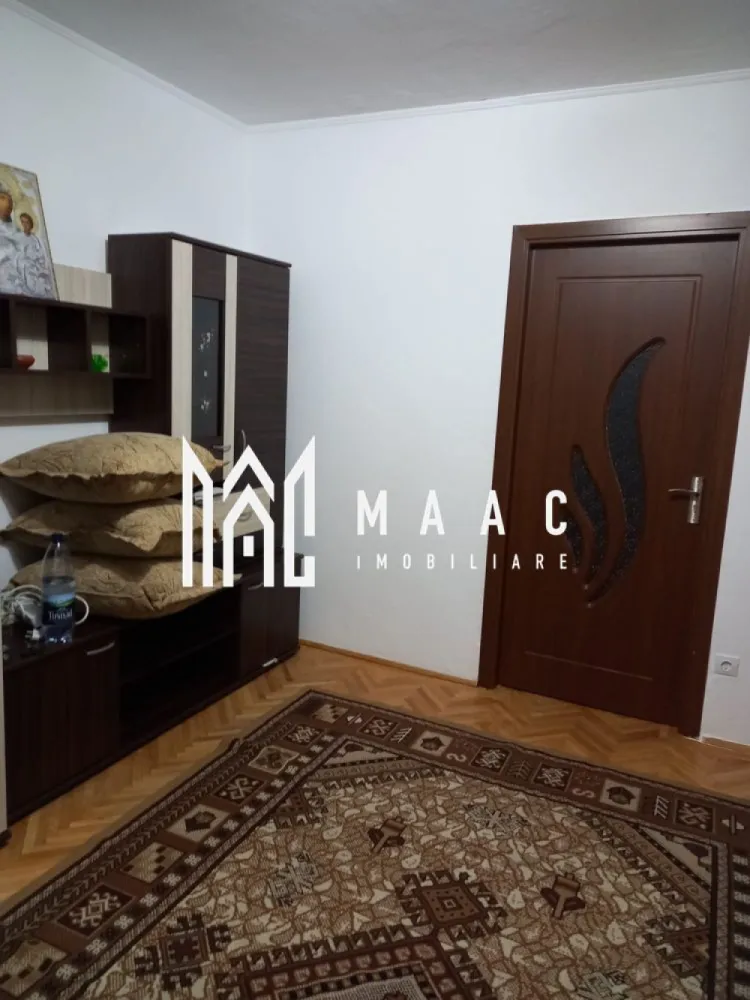 Apartament 2 camere | Etaj intermediar | Balcon | Mihai Viteazul - Maac Imobiliare prezintă spre vânzare un apartament cu 2 camere, compartimentat nedecomandat, situat într-o zonă excelentă – chiar lângă Școala nr. 6, aproape de magazine, stații de autobuz și alte puncte de interes.

Detalii apartament:

Etaj: 4/5

Suprafață utilă: 37 mp

Balcon: 4 mp

Compartimentare nedecomandată: 2 camere, bucătărie, hol și baie cu geam de aerisire

Centrală termică nouă și calorifere noi – costuri reduse la întreținere

Avantaje ale zonei:

La câțiva pași de Școala nr. 6

Aproape de magazine, farmacie și stații de autobuz

Zonă liniștită și sigură

Acces rapid către centrul orașului

Un apartament practic, eficient și bine poziționat – ideal pentru locuință personală sau investiție.

Pentru informații suplimentare sau pentru a programa o vizionare, vă invităm să ne contactați, specificând ID: CP2830749.