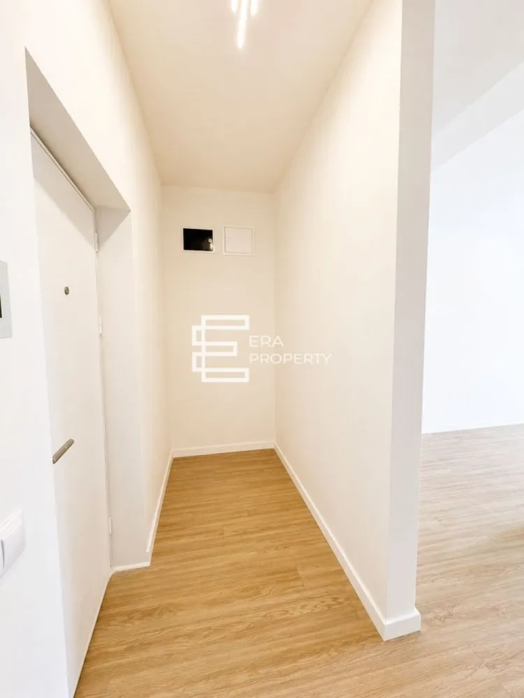 Apartament 2 camere | 52 mp Utili | DaVinci Homes | Predare la Cheie - Apartament 2 camere | 52 mp Utili | etaj 1 | DaVinci Homes | Predare la Cheie

Descoperă un apartament modern cu 2 camere, situat în ansamblul rezidențial DaVinci Homes, una dintre cele mai apreciate zone rezidențiale din vestul municipiului Sibiu.

Suprafață utilă: 52,24 mp
Logie generoasă: 10,41 mp
O locație care îți economisește timp

Amplasarea ansamblului îți oferă un avantaj important în viața de zi cu zi:
Acces rapid către principalele zone ale orașului
Fără ambuteiaje la plecarea spre serviciu
Fără trafic aglomerat la întoarcerea acasă
Economisești timp prețios în fiecare zi
Construcție premium și eficiență energetică

Apartamentul face parte dintr-un imobil construit la standarde superioare, cu accent pe confort, durabilitate și consum redus de energie.

Dotări:
Încălzire în pardoseală
Centrală termică în condensare
Aer condiționat inclus
Jaluzele exterioare electrice
Tâmplărie PVC cu 5 camere și geam tripan
Izolație cu vată bazaltică
Logie finisată cu granit și balustradă din sticlă securizată
Casa scării placată cu granit
Fațadă decorată cu piatră naturală și lemn din larice siberian
Un cartier conceput pentru confort

Modalități de achiziție
𝐋𝐚 𝐜𝐡𝐞𝐢𝐞 – 𝟏𝟏𝟒.𝟓𝟎𝟎 €
𝐂𝐨𝐦𝐩𝐥𝐞𝐭 𝐦𝐨𝐛𝐢𝐥𝐚𝐭 𝐬𝐢 𝐮𝐭𝐢𝐥𝐚𝐭 – 𝟏𝟑𝟓.𝟎𝟎𝟎 €

𝑷𝒍𝒂𝒕𝒂 𝒊𝒏 𝒓𝒂𝒕𝒆 𝒅𝒊𝒓𝒆𝒄𝒕 𝒍𝒂 𝒅𝒆𝒛𝒗𝒐𝒍𝒕𝒂𝒕𝒐𝒓, 𝒄𝒖 𝒂𝒗𝒂𝒏𝒔 𝒎𝒊𝒏𝒊𝒎 𝒅𝒆 50%. 𝑪𝒐𝒏𝒅𝒊𝒕𝒊𝒊𝒍𝒆 𝒅𝒆 𝒇𝒊𝒏𝒂𝒏𝒕𝒂𝒓𝒆 𝒔𝒖𝒏𝒕 𝒑𝒆𝒓𝒔𝒐𝒏𝒂𝒍𝒊𝒛𝒂𝒕𝒆 𝒔𝒊 𝒔𝒆 𝒔𝒕𝒂𝒃𝒊𝒍𝒆𝒔𝒄 𝒊𝒏 𝒄𝒂𝒅𝒓𝒖𝒍 𝒃𝒊𝒓𝒐𝒖𝒍𝒖𝒊 𝒅𝒆 𝒗𝒂𝒏𝒛𝒂𝒓𝒊.

DaVinci Homes se remarcă prin densitatea redusă a construcțiilor și suprafețele generoase dedicate spațiilor verzi, oferind un stil de viață liniștit și echilibrat.

Beneficii:
45% din suprafața ansamblului este destinată spațiilor verzi
Sistem automat de irigare
Arbori ornamentali maturi
Priveliște panoramică spre Munții Făgăraș
Balcoane cu orientare sudică
Loc de parcare inclus
Locuri de joacă pentru copii
Drumuri complet asfaltate și amenajate
Vile dispuse în trepte de nivel pentru mai multă lumină și intimitate
4 căi de acces în și din ansamblu

Comision 0% pentru cumpărător.
