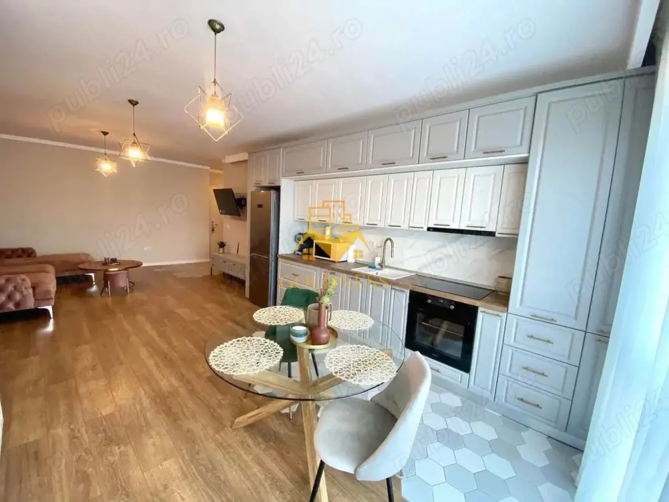 2 camere, modern, bloc nou, Parcare, Vivo, Metro, Columna Residence - GOLDNESS Imobiliare vă propune spre închiriere un apartament cu 2 camere complet mobilat și utilat, la etajul 2 într-un imobil de 7 etaje, în Floresti. Apartamentul este compartimentat astfel:
 - dormitor cu pat matrimonial, dressing, noptiere
 - living cu bucatarie open-space complet utilată, canapea extensibilă, loc de servit masa 
 - baie cu cabina de dus, calorifer port prosop inox și dulap pentru depozitare.
 - balcon de 10 mp.

Imobilul este dotat cu toate cele necesare- centrală proprie, mașină de spălat haine, frigider, plită electrică, hotă, etc. 
Se află în apropierea stațiilor de transport în comun, magazine, restaurante, spații verzi, farmacii, etc. 
Dispune de loc de parcare inclus in pret!
Pentru intermediere se percepe un comision de 50% din prețul chiriei!

Dacă sunteți interesați de acest apartament și doriți să îl vizionați, dar și pentru alte oferte sau detalii nu ezitați să ne contactați telefonic sau prin e-mail - goldnessimobiliare@gmail.com. Vă stăm la dispoziție!