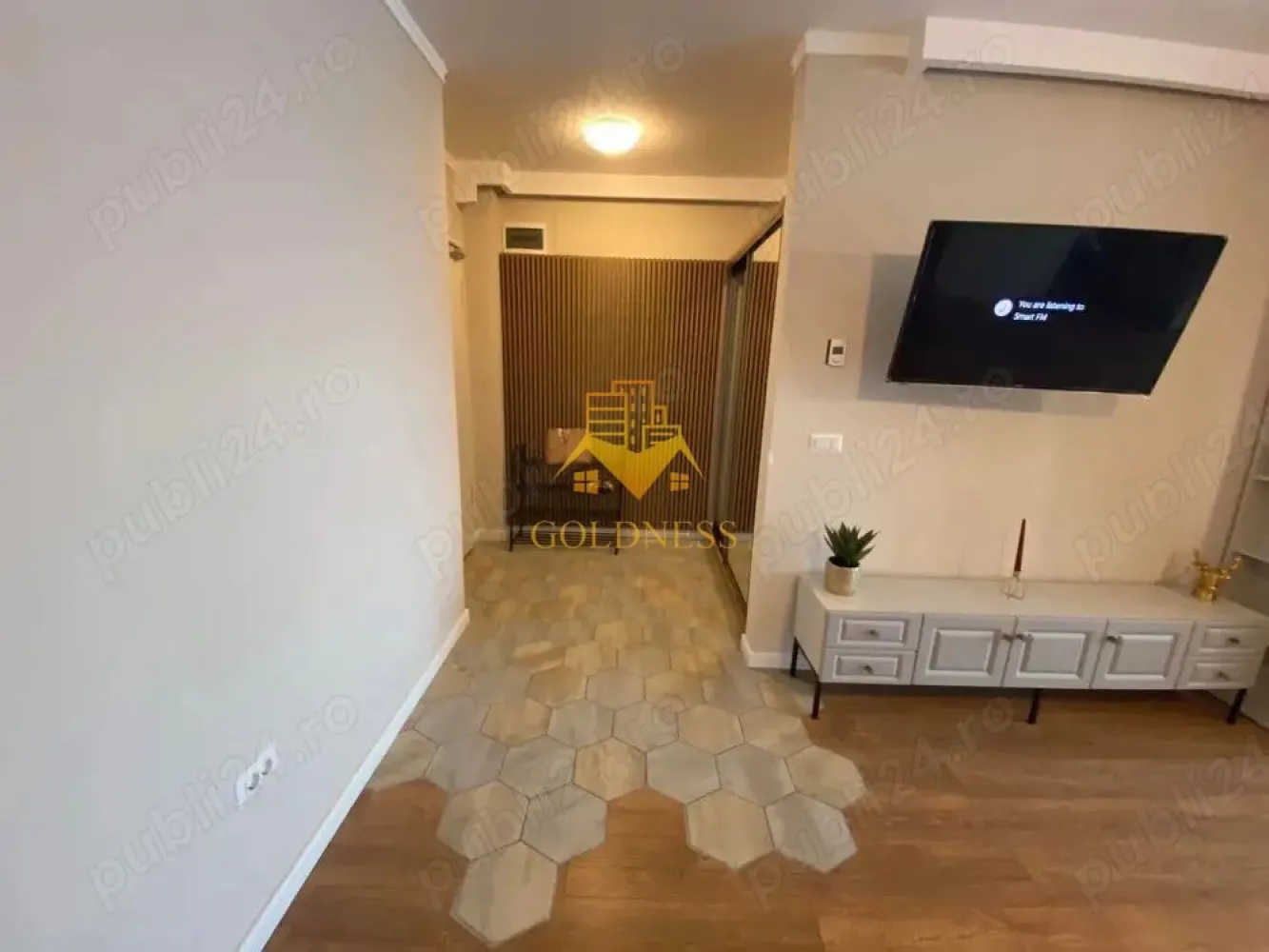2 camere, modern, bloc nou, Parcare, Vivo, Metro, Columna Residence - GOLDNESS Imobiliare vă propune spre închiriere un apartament cu 2 camere complet mobilat și utilat, la etajul 2 într-un imobil de 7 etaje, în Floresti. Apartamentul este compartimentat astfel:
 - dormitor cu pat matrimonial, dressing, noptiere
 - living cu bucatarie open-space complet utilată, canapea extensibilă, loc de servit masa 
 - baie cu cabina de dus, calorifer port prosop inox și dulap pentru depozitare.
 - balcon de 10 mp.

Imobilul este dotat cu toate cele necesare- centrală proprie, mașină de spălat haine, frigider, plită electrică, hotă, etc. 
Se află în apropierea stațiilor de transport în comun, magazine, restaurante, spații verzi, farmacii, etc. 
Dispune de loc de parcare inclus in pret!
Pentru intermediere se percepe un comision de 50% din prețul chiriei!

Dacă sunteți interesați de acest apartament și doriți să îl vizionați, dar și pentru alte oferte sau detalii nu ezitați să ne contactați telefonic sau prin e-mail - goldnessimobiliare@gmail.com. Vă stăm la dispoziție!
