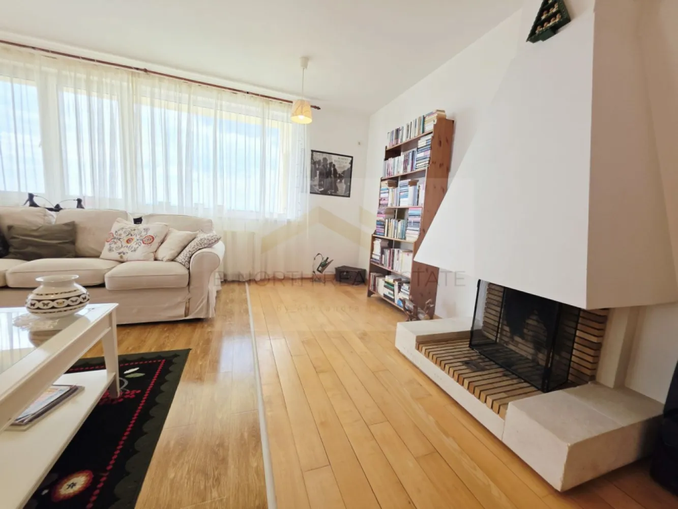 Penthouse 148mp cu terase75 mp și șemineu | Corbeanca - B-North Real Estate vă prezintă spre vânzare un penthouse cu suflet, view panoramic și terase generoase, situat în complexul rezidențial North Point Corbeanca, în Ostratu – un loc în care liniștea, natura și confortul se îmbină perfect cu accesul rapid către nordul Bucureștiului.
Sunt locuințe care se aleg pentru suprafață.
Și sunt locuințe care se simt din primul moment.
Acest penthouse face parte din a doua categorie: o locuință luminoasă, aerisită, cu spații generoase, șemineu, terase ample și o priveliște superbă, deschisă către natură. Este genul de apartament în care simți libertatea unei case, dar păstrezi confortul unui complex rezidențial închis.
Proprietatea este situată la etajul 4 al unui imobil cu lift și oferă o atmosferă rar întâlnită într-un apartament: multă lumină naturală, intimitate, vedere panoramică și zone de relaxare atât la interior, cât și la exterior.
Locuința dispune de aproximativ 148 mp interiori, completați de aproximativ 75 mp de terase, perfecte pentru cafeaua de dimineață, seri liniștite, plante, zonă de lounge sau mese în aer liber cu vedere deschisă.
Zona de zi este unul dintre cele mai frumoase puncte ale proprietății: living amplu, dining luminos, șemineu și acces către terase. Este un spațiu cald și primitor, potrivit pentru familie, seri cu prietenii sau momente de liniște acasă, departe de agitația orașului.
Se vinde mobilat și utilat, cu electrocasnice incluse, oferind o bază foarte bună pentru o locuință spectaculoasă, care poate fi ușor personalizată de viitorul proprietar.
Compartimentarea include:
living generos cu acces către terasă
zonă de dining cu vedere panoramică
bucătărie separată, mobilată și utilată
2 dormitoare,2 băi,spații de depozitare,șemineu,terase ample, cu priveliște deschisă,loc de parcare inclus
Complexul North Point Corbeanca este un complex rezidențial închis, cu acces securizat cu barieră, loc de joacă pentru copii, spații verzi și o frumoasă alee de platani la intrare. Atmosfera este una elegantă, aerisită și relaxată – ideală pentru familii, pentru persoane care lucrează de acasă sau pentru cei care își doresc să locuiască aproape de natură, dar nu izolați.
Poziționarea este un avantaj important. Deși te bucuri de liniște, aer curat și intimitate, ai acces rapid către punctele importante din nordul Capitalei:
aproximativ 10-15 minute până la Aeroportul Otopeni
aproximativ 10-15 minute până la Therme București
aproximativ 15-20 minute până la Băneasa Shopping City și zona comercială Băneasa
aproximativ 25-35 minute până în nordul Bucureștiului, în funcție de trafic
În apropiere se regăsesc supermarketuri, restaurante, grădinițe, școli, centre comerciale și zone de relaxare, păstrând în același timp sentimentul de retragere într-o zonă verde și liniștită.
Acest penthouse este o alegere excelentă pentru cei care caută mai mult decât un apartament: caută spațiu, lumină, terase, view, siguranță și o atmosferă de acasă.