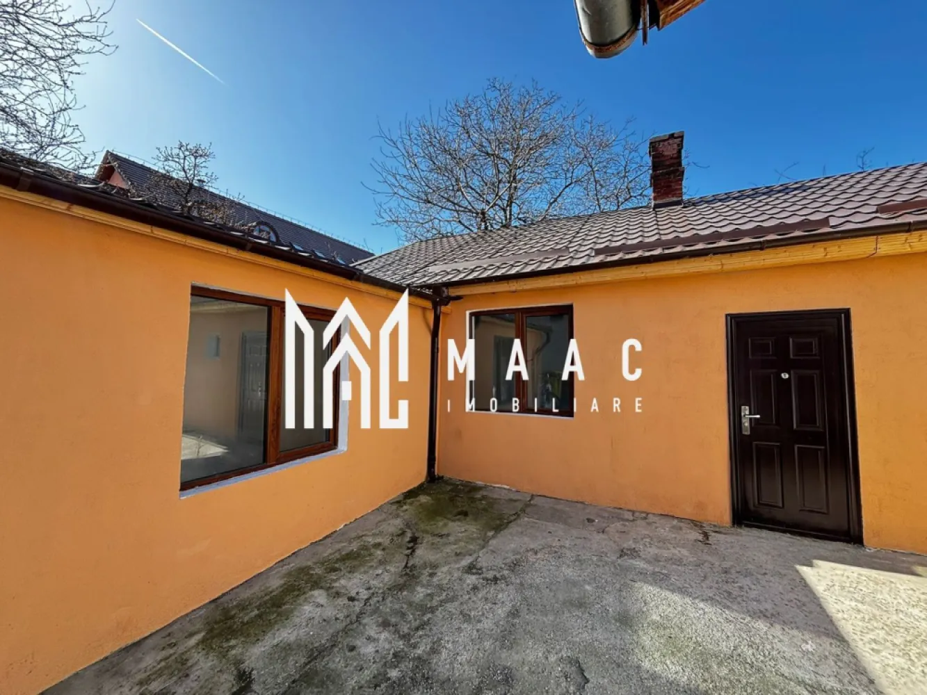Apartament la casă | 2 camere | Curte comună | Piața Cluj - Maac Imobiliare prezintă un apartament la casă, situat în zona Piața Cluj, ideal pentru cei care caută liniște și acces la curte, într-o zonă bine conectată la oraș.

Proprietatea dispune de o suprafață utilă de 35 mp și este compartimentată eficient în 2 camere, bucătărie și baie, oferind un spațiu practic și ușor de personalizat.

Imobilul beneficiază de curte comună, potrivită pentru relaxare sau petrecerea timpului în aer liber, împărțită cu ceilalți locatari. În plus, proprietatea include o cotă parte de teren de 72 mp, cu posibilitate de mansardare, existând certificat de urbanism în acest sens.

Apartamentul este bine întreținut și reprezintă o oportunitate excelentă atât pentru locuință personală, cât și pentru investiție.

Zona oferă acces facil către Piața Cluj, magazine, școli și mijloace de transport în comun.

Pentru mai multe detalii sau pentru a programa o vizionare, vă rugăm să ne contactați!

ID CP2972822