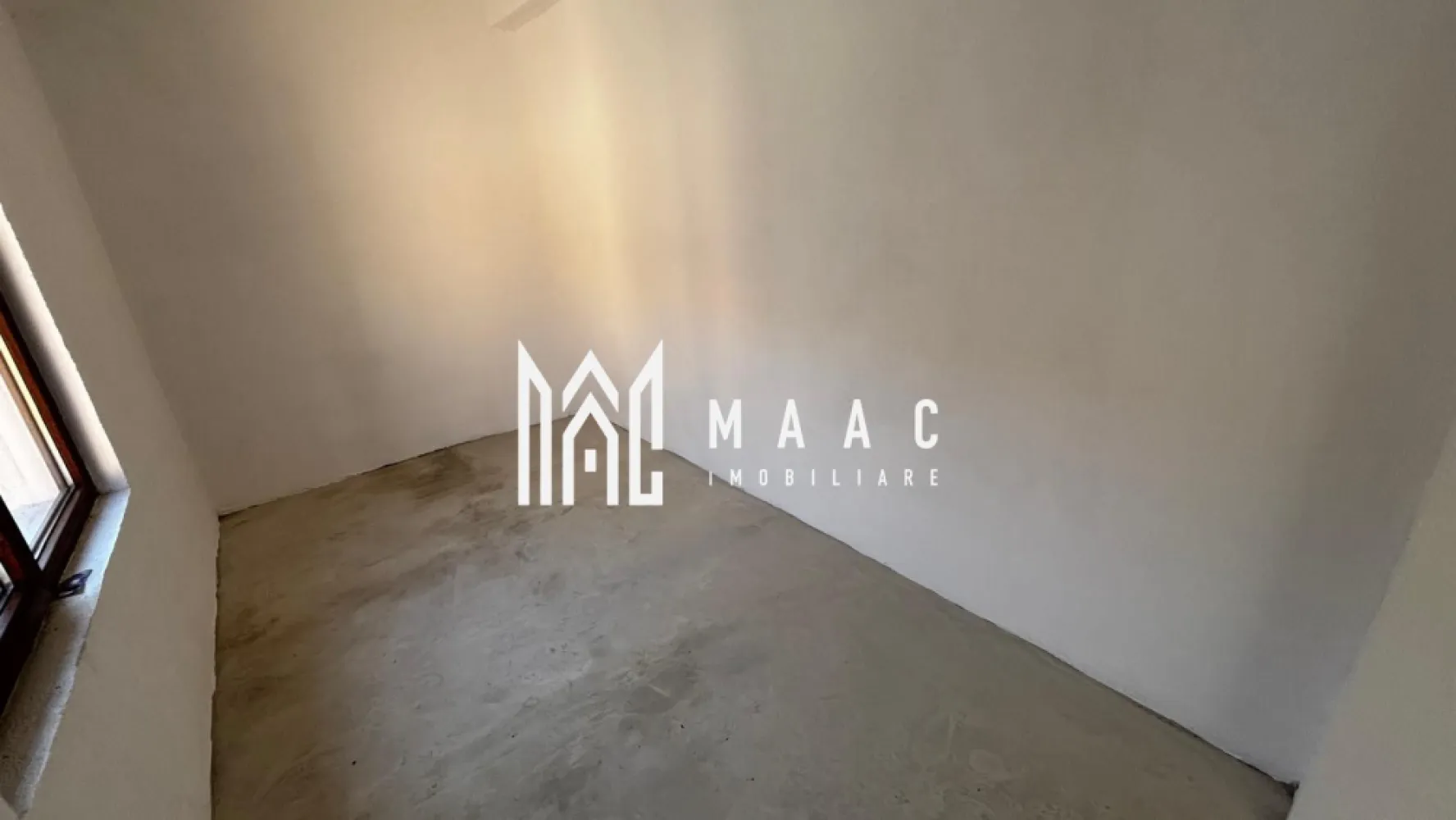 Apartament la casă | 2 camere | Curte comună | Piața Cluj - Maac Imobiliare prezintă un apartament la casă, situat în zona Piața Cluj, ideal pentru cei care caută liniște și acces la curte, într-o zonă bine conectată la oraș.

Proprietatea dispune de o suprafață utilă de 35 mp și este compartimentată eficient în 2 camere, bucătărie și baie, oferind un spațiu practic și ușor de personalizat.

Imobilul beneficiază de curte comună, potrivită pentru relaxare sau petrecerea timpului în aer liber, împărțită cu ceilalți locatari. În plus, proprietatea include o cotă parte de teren de 72 mp, cu posibilitate de mansardare, existând certificat de urbanism în acest sens.

Apartamentul este bine întreținut și reprezintă o oportunitate excelentă atât pentru locuință personală, cât și pentru investiție.

Zona oferă acces facil către Piața Cluj, magazine, școli și mijloace de transport în comun.

Pentru mai multe detalii sau pentru a programa o vizionare, vă rugăm să ne contactați!

ID CP2972822