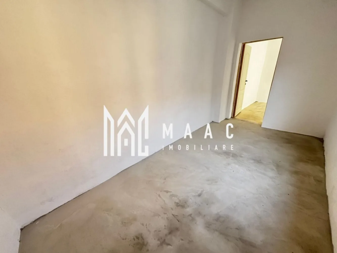 Apartament la casă | 2 camere | Curte comună | Piața Cluj - Maac Imobiliare prezintă un apartament la casă, situat în zona Piața Cluj, ideal pentru cei care caută liniște și acces la curte, într-o zonă bine conectată la oraș.

Proprietatea dispune de o suprafață utilă de 35 mp și este compartimentată eficient în 2 camere, bucătărie și baie, oferind un spațiu practic și ușor de personalizat.

Imobilul beneficiază de curte comună, potrivită pentru relaxare sau petrecerea timpului în aer liber, împărțită cu ceilalți locatari. În plus, proprietatea include o cotă parte de teren de 72 mp, cu posibilitate de mansardare, existând certificat de urbanism în acest sens.

Apartamentul este bine întreținut și reprezintă o oportunitate excelentă atât pentru locuință personală, cât și pentru investiție.

Zona oferă acces facil către Piața Cluj, magazine, școli și mijloace de transport în comun.

Pentru mai multe detalii sau pentru a programa o vizionare, vă rugăm să ne contactați!

ID CP2972822