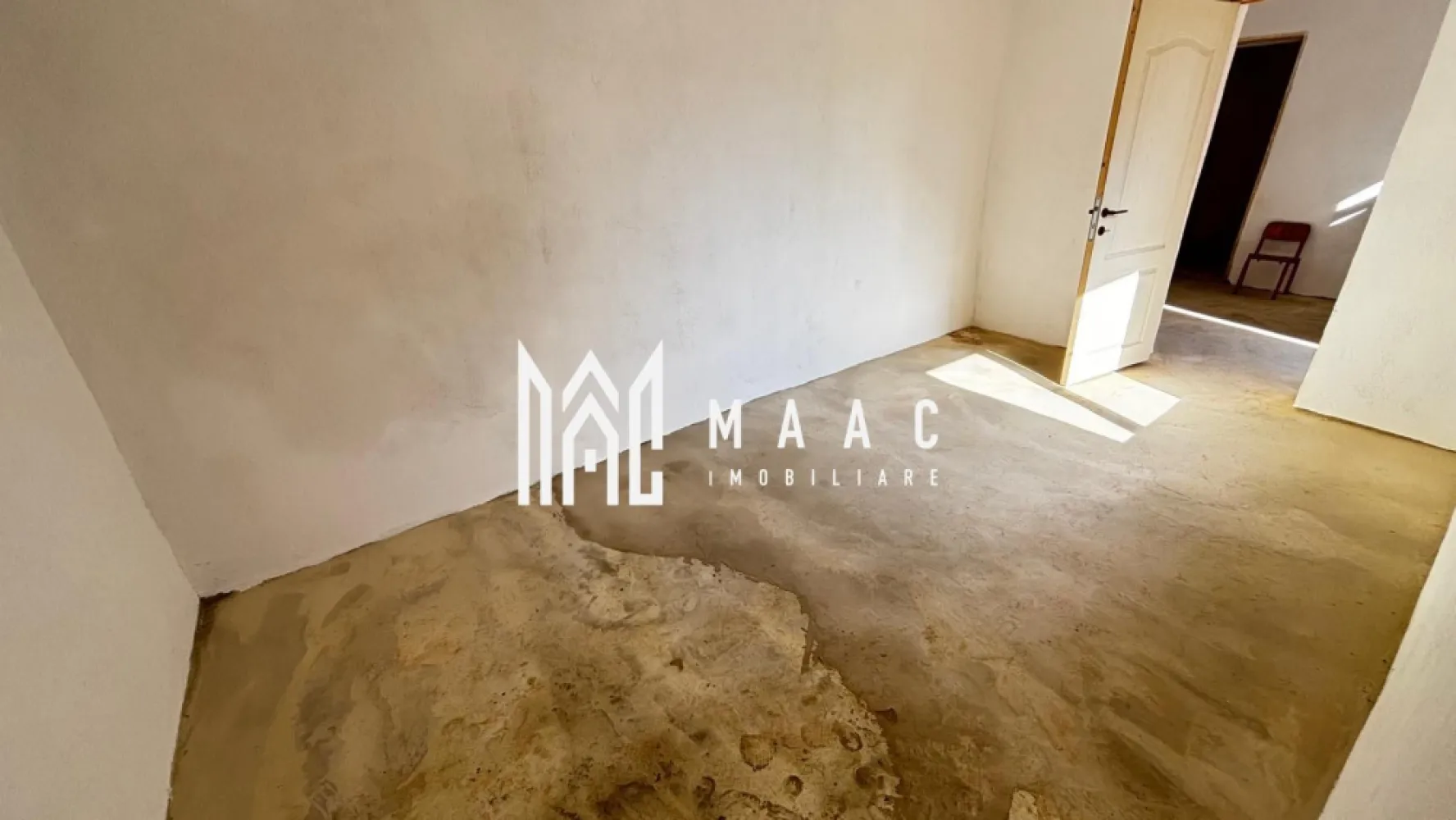 Apartament la casă | 2 camere | Curte comună | Piața Cluj - Maac Imobiliare prezintă un apartament la casă, situat în zona Piața Cluj, ideal pentru cei care caută liniște și acces la curte, într-o zonă bine conectată la oraș.

Proprietatea dispune de o suprafață utilă de 35 mp și este compartimentată eficient în 2 camere, bucătărie și baie, oferind un spațiu practic și ușor de personalizat.

Imobilul beneficiază de curte comună, potrivită pentru relaxare sau petrecerea timpului în aer liber, împărțită cu ceilalți locatari. În plus, proprietatea include o cotă parte de teren de 72 mp, cu posibilitate de mansardare, existând certificat de urbanism în acest sens.

Apartamentul este bine întreținut și reprezintă o oportunitate excelentă atât pentru locuință personală, cât și pentru investiție.

Zona oferă acces facil către Piața Cluj, magazine, școli și mijloace de transport în comun.

Pentru mai multe detalii sau pentru a programa o vizionare, vă rugăm să ne contactați!

ID CP2972822