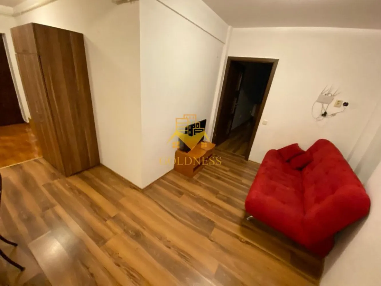 1 camera, Semicentral, Platinia, USAMV, UMF, Calea Motilor - GOLDNESS Imobiliare vă propune spre vanzare un apartament cu 1 cameră decomandat, complet mobilat și utilat, la etajul 6  într-un imobil de 7 etaje, Zona Semicentrala, Calea Motilor. 
Se află în apropierea stațiilor de transport în comun, magazine, restaurante, spații verzi, farmacii, etc. 
 Apartamentul este compartimentat astfel:
 - dormitor cu pat matrimonial, dressing, TV , birou
 - bucatarie complet utilată și mobilată, canapea extensibilă, loc de servit masa, TV. 
 - baie cu cadă, calorifer port prosop și dulap pentru depozitare.
 
Imobilul este dotat cu toate cele necesare- centrală proprie, frigider, aragaz, hotă, mașină de spălat haine,   etc. 

Dacă sunteți interesați de acest apartament și doriți să îl vizionați, dar și pentru alte oferte nu ezitați să ne contactați telefonic sau prin e-mail. Vă stăm la dispoziție!
Pentru intermediere se percepe un comision de 2% din prețul vanzarii!