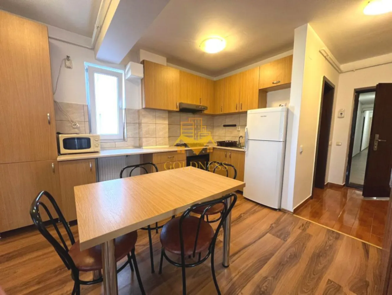 1 camera, Semicentral, Platinia, USAMV, UMF, Calea Motilor - GOLDNESS Imobiliare vă propune spre vanzare un apartament cu 1 cameră decomandat, complet mobilat și utilat, la etajul 6  într-un imobil de 7 etaje, Zona Semicentrala, Calea Motilor. 
Se află în apropierea stațiilor de transport în comun, magazine, restaurante, spații verzi, farmacii, etc. 
 Apartamentul este compartimentat astfel:
 - dormitor cu pat matrimonial, dressing, TV , birou
 - bucatarie complet utilată și mobilată, canapea extensibilă, loc de servit masa, TV. 
 - baie cu cadă, calorifer port prosop și dulap pentru depozitare.
 
Imobilul este dotat cu toate cele necesare- centrală proprie, frigider, aragaz, hotă, mașină de spălat haine,   etc. 

Dacă sunteți interesați de acest apartament și doriți să îl vizionați, dar și pentru alte oferte nu ezitați să ne contactați telefonic sau prin e-mail. Vă stăm la dispoziție!
Pentru intermediere se percepe un comision de 2% din prețul vanzarii!