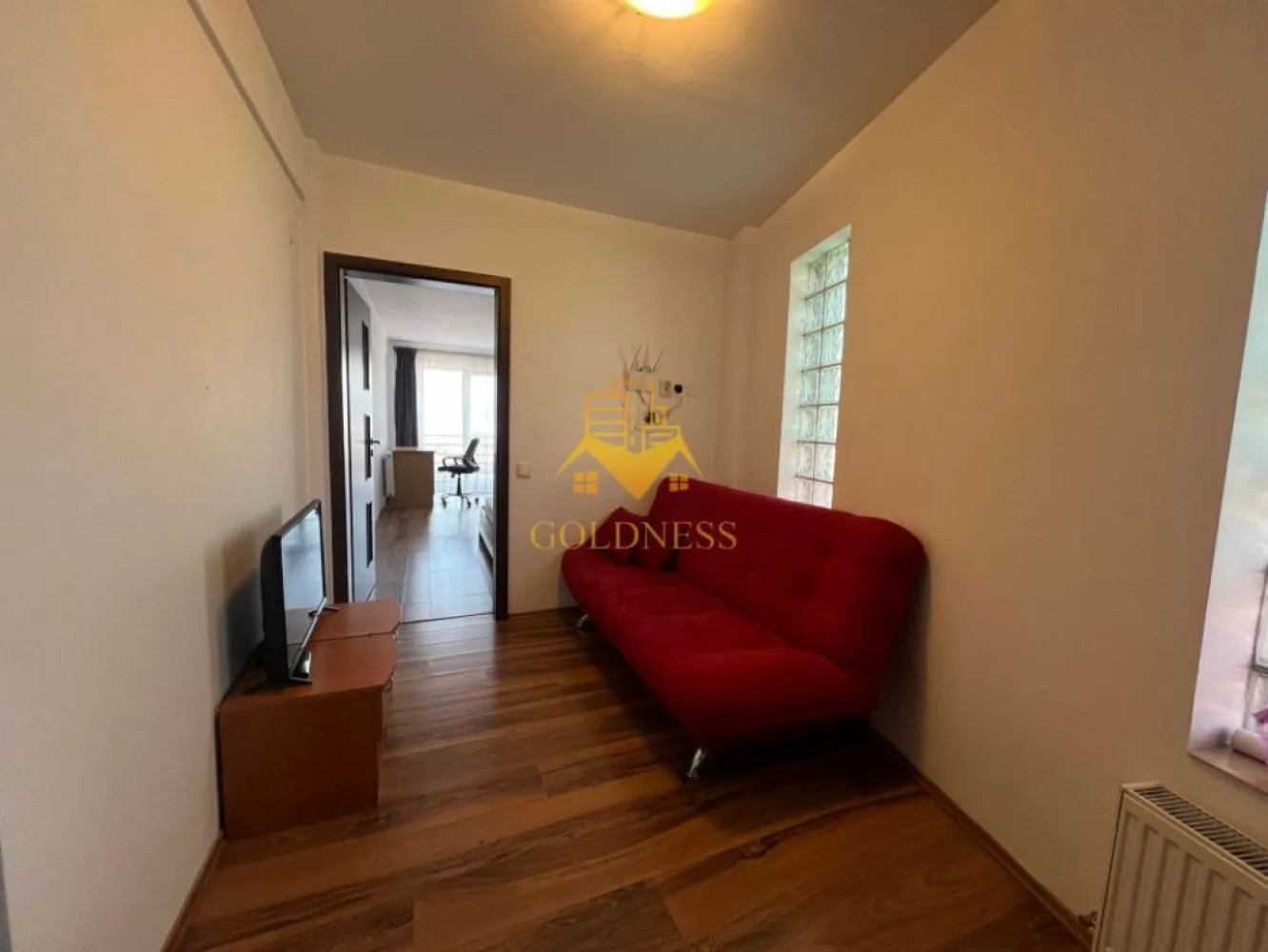 1 camera, Semicentral, Platinia, USAMV, UMF, Calea Motilor - GOLDNESS Imobiliare vă propune spre vanzare un apartament cu 1 cameră decomandat, complet mobilat și utilat, la etajul 6  într-un imobil de 7 etaje, Zona Semicentrala, Calea Motilor. 
Se află în apropierea stațiilor de transport în comun, magazine, restaurante, spații verzi, farmacii, etc. 
 Apartamentul este compartimentat astfel:
 - dormitor cu pat matrimonial, dressing, TV , birou
 - bucatarie complet utilată și mobilată, canapea extensibilă, loc de servit masa, TV. 
 - baie cu cadă, calorifer port prosop și dulap pentru depozitare.
 
Imobilul este dotat cu toate cele necesare- centrală proprie, frigider, aragaz, hotă, mașină de spălat haine,   etc. 

Dacă sunteți interesați de acest apartament și doriți să îl vizionați, dar și pentru alte oferte nu ezitați să ne contactați telefonic sau prin e-mail. Vă stăm la dispoziție!
Pentru intermediere se percepe un comision de 2% din prețul vanzarii!