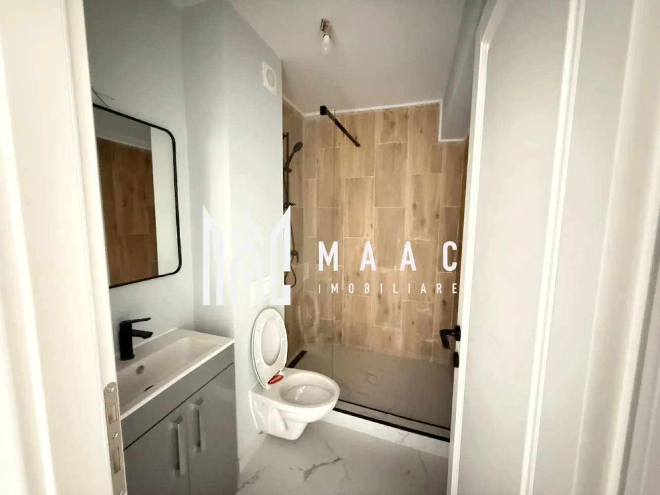 Apartament 2 camere | Lazaret | 42 mp | Bloc nou | Predare la cheie - MAAC Imobiliare vă propune spre vânzare un apartament modern cu 2 camere, situat în zona Lazaret, într-un imobil nou, amplasat într-un cartier liniștit, cu acces facil către magazine, transport public și puncte de interes. Apartamentul este finisat complet, nemobilat și pregătit pentru mutare imediată. Detalii ale apartamentului: -Suprafață utilă: 42 mp -Living open-space cu bucătărie, un spațiu luminos cu pardoseală în ton cald de lemn și plăci ceramice tip marmură în zona de bucătărie. . -Dormitor spatios și luminos, cu parchet în nuanțe naturale și ferestre mari ce oferă lumină abundentă și o priveliște deschisă. -Baie modernă, dotată cu cabină de duș tip walk-in -Predare la cheie, cu finisaje din materiale de calitate. -Apartamentul este nemobilat, oferind libertate totală în amenajare. Detalii despre clădire: -Construcție nouă, realizată la standarde actuale -Spații comune curate și bine întreținute -Zonă liniștită și aerisită -Parcare Avantaje: -Finisaje moderne, atent alese -Priveliște deschisă către munți, vizibilă din living și dormitor -Aproape de stații de autobuz, magazine și alte facilități -Ideal pentru locuință personală sau investiție Pentru mai multe detalii sau pentru a programa o vizionare, te rugăm să ne contactezi, specificând ID: CP2830096