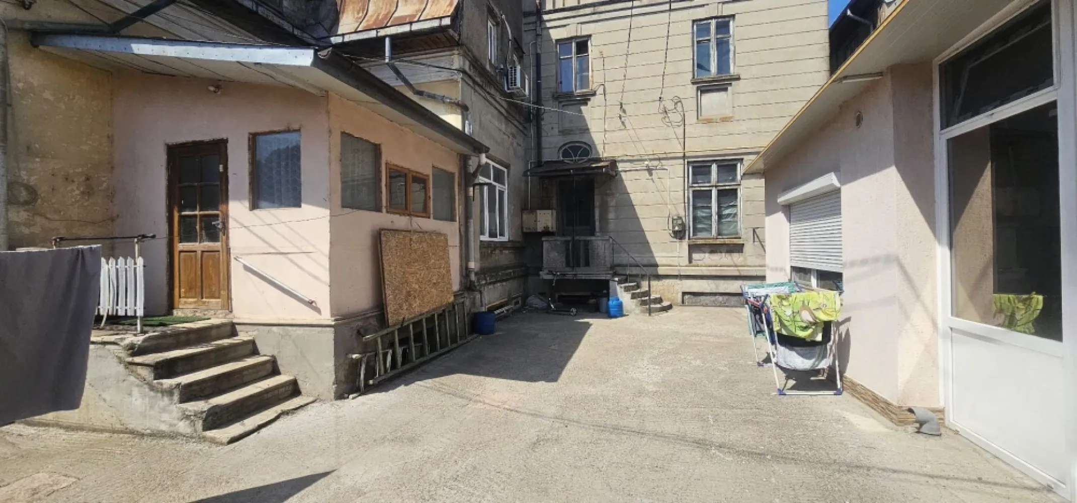 Casa de vanzare – Zona Centru, Strada Garii – 65.000€ - Agentia Mag Invest va propune spre vanzare o casa situata ultracentral, pe Strada Garii, ideala pentru investitie sau locuinta proprie.
Imobilul este compus din demisol si parter:
- Parter: 2 camere, hol, bucatarie si terasa inchisa.
- Demisol: 2 incaperi folosite ca magazii.

Proprietatea necesita renovare, oferind astfel posibilitatea amenajarii dupa bunul plac.
Curtea este comuna, cu o alta familie.
Acces rapid la mijloace de transport, magazine, scoli si institutii publice.
Suprafata ideala pentru o familie sau investitie in regim hotelier.

Pret: 64500 euro, negociabil
Comision de tranzactionare - 2% +TVA din valoarea de vanzare a imobilului. 
 Contact: Mag Invest - Ene Marian
 0740 949 871