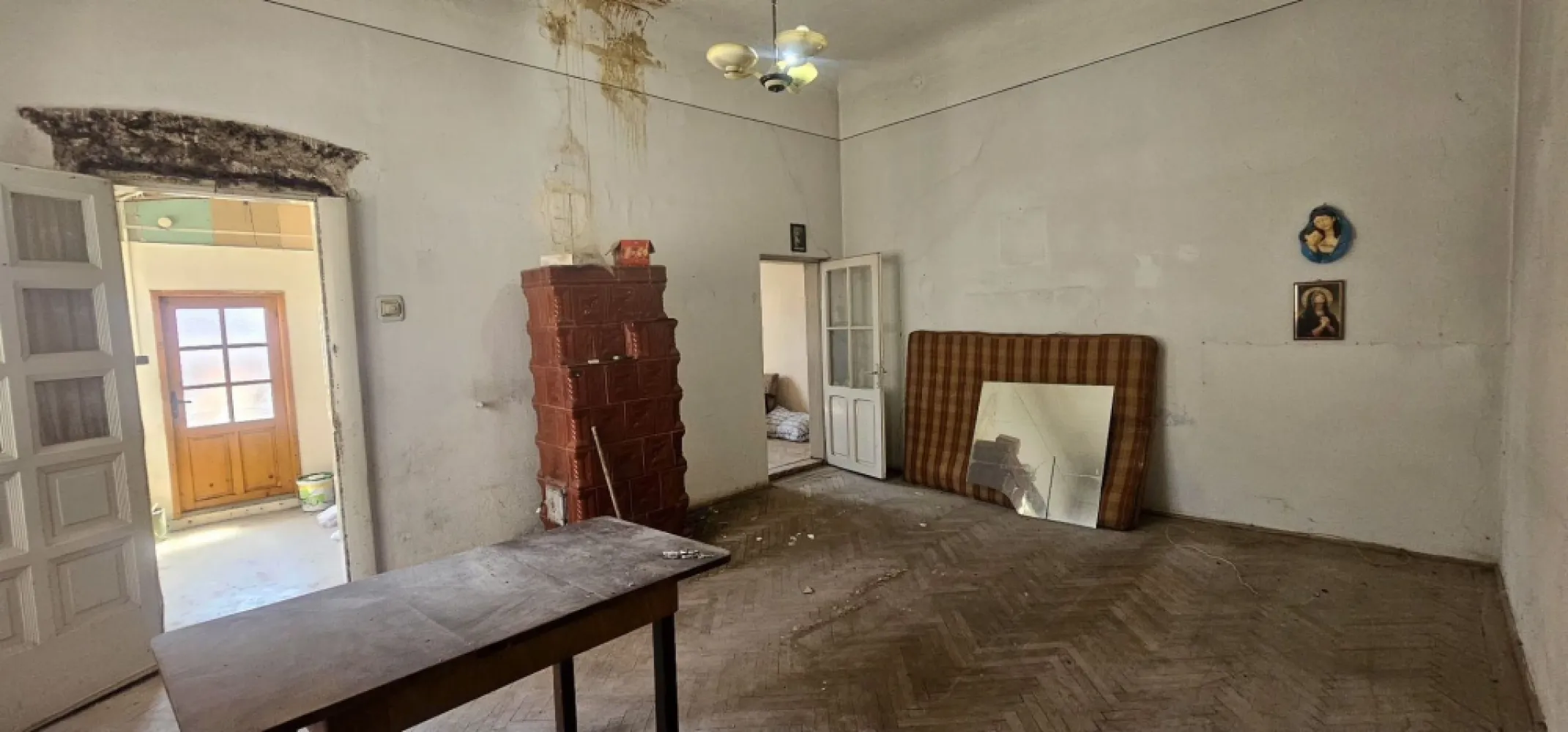 Casa de vanzare – Zona Centru, Strada Garii – 65.000€ - Agentia Mag Invest va propune spre vanzare o casa situata ultracentral, pe Strada Garii, ideala pentru investitie sau locuinta proprie.
Imobilul este compus din demisol si parter:
- Parter: 2 camere, hol, bucatarie si terasa inchisa.
- Demisol: 2 incaperi folosite ca magazii.

Proprietatea necesita renovare, oferind astfel posibilitatea amenajarii dupa bunul plac.
Curtea este comuna, cu o alta familie.
Acces rapid la mijloace de transport, magazine, scoli si institutii publice.
Suprafata ideala pentru o familie sau investitie in regim hotelier.

Pret: 64500 euro, negociabil
Comision de tranzactionare - 2% +TVA din valoarea de vanzare a imobilului. 
 Contact: Mag Invest - Ene Marian
 0740 949 871