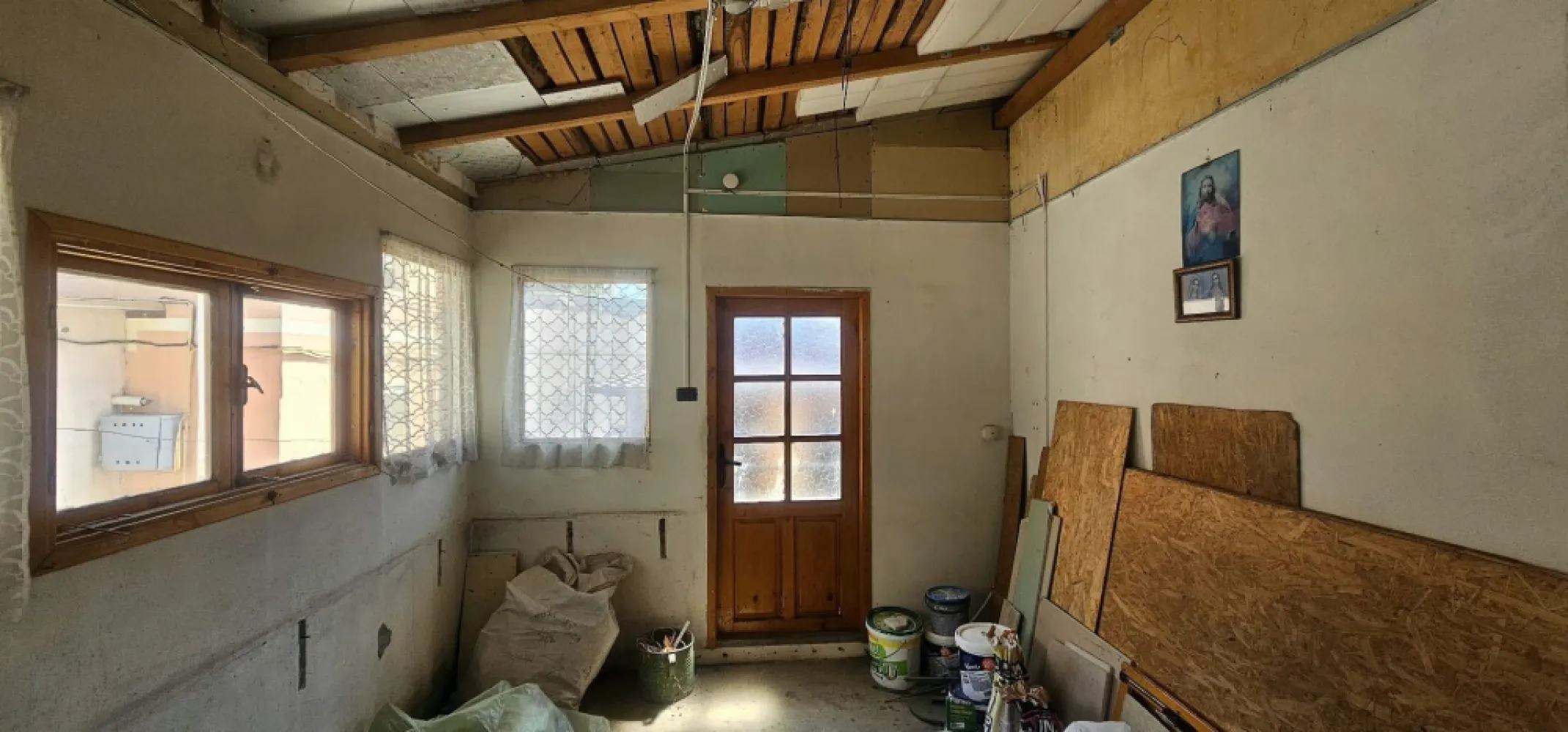 Casa de vanzare – Zona Centru, Strada Garii – 65.000€ - Agentia Mag Invest va propune spre vanzare o casa situata ultracentral, pe Strada Garii, ideala pentru investitie sau locuinta proprie.
Imobilul este compus din demisol si parter:
- Parter: 2 camere, hol, bucatarie si terasa inchisa.
- Demisol: 2 incaperi folosite ca magazii.

Proprietatea necesita renovare, oferind astfel posibilitatea amenajarii dupa bunul plac.
Curtea este comuna, cu o alta familie.
Acces rapid la mijloace de transport, magazine, scoli si institutii publice.
Suprafata ideala pentru o familie sau investitie in regim hotelier.

Pret: 64500 euro, negociabil
Comision de tranzactionare - 2% +TVA din valoarea de vanzare a imobilului. 
 Contact: Mag Invest - Ene Marian
 0740 949 871