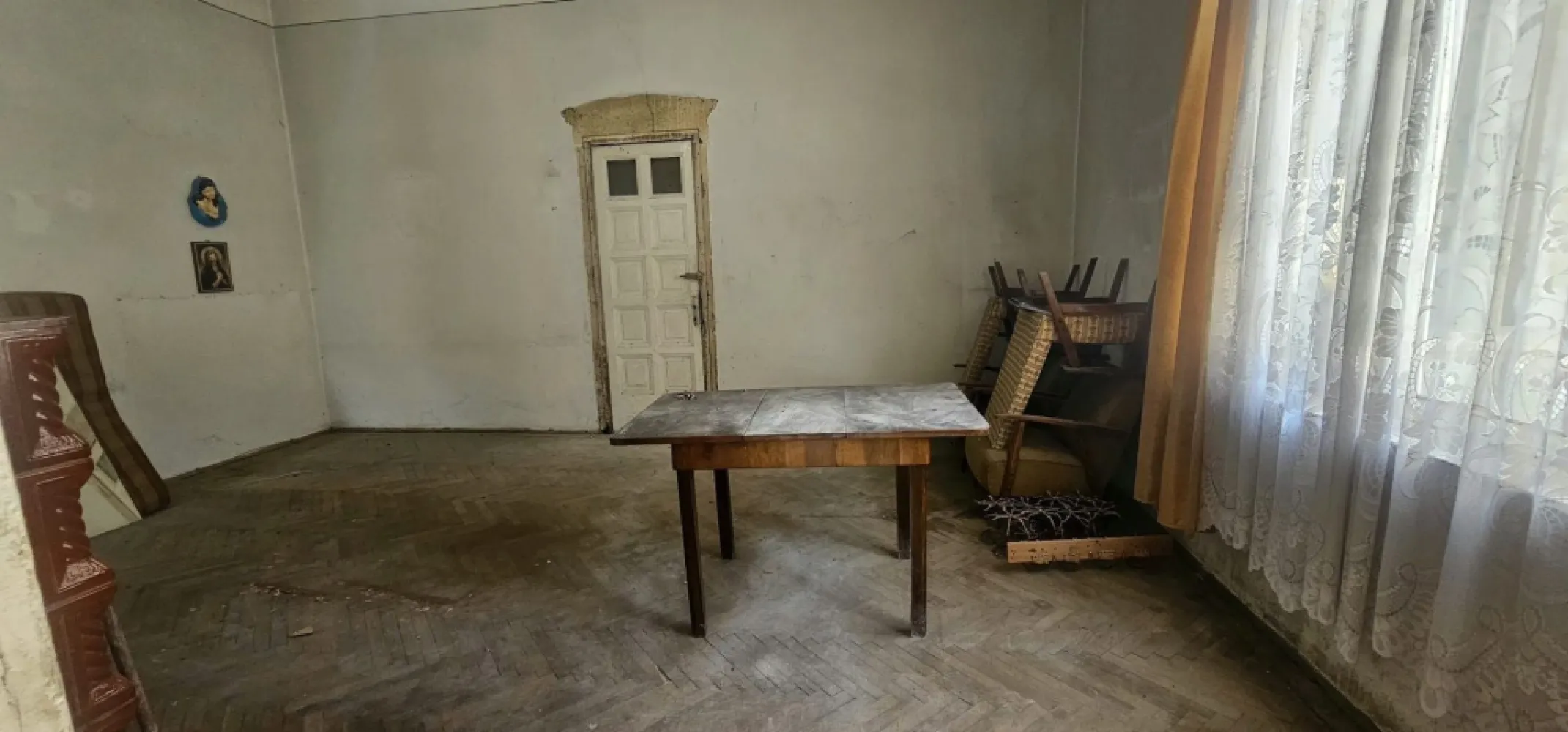 Casa de vanzare – Zona Centru, Strada Garii – 65.000€ - Agentia Mag Invest va propune spre vanzare o casa situata ultracentral, pe Strada Garii, ideala pentru investitie sau locuinta proprie.
Imobilul este compus din demisol si parter:
- Parter: 2 camere, hol, bucatarie si terasa inchisa.
- Demisol: 2 incaperi folosite ca magazii.

Proprietatea necesita renovare, oferind astfel posibilitatea amenajarii dupa bunul plac.
Curtea este comuna, cu o alta familie.
Acces rapid la mijloace de transport, magazine, scoli si institutii publice.
Suprafata ideala pentru o familie sau investitie in regim hotelier.

Pret: 64500 euro, negociabil
Comision de tranzactionare - 2% +TVA din valoarea de vanzare a imobilului. 
 Contact: Mag Invest - Ene Marian
 0740 949 871