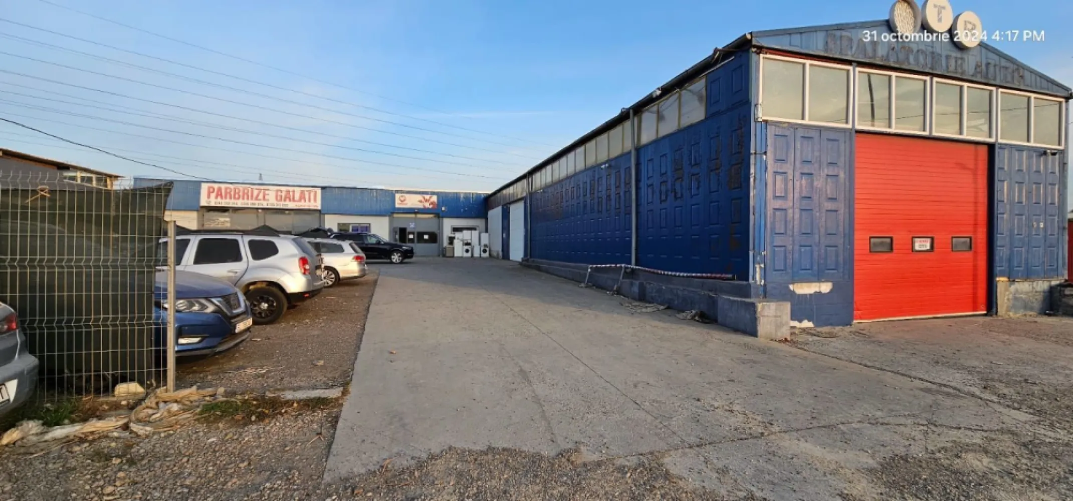 De inchiriat - Hala/Spatiu logistic si spatii birouri - Centura Galati - Agentia imobiliara Mag Invest intermediaza inchirierea unui spatiu industrial tip hala (fosta spalatorie auto) impreuna cu spatiile de birouri aferente , pozitionat pe Drumul de Centura, intr-o zona cu vad format si vizibilitate comerciala maxima, langa Bulrom Gaz.

detalii 
- suprafata hala mare 252 mp
- suprafata hala mica 75 mp
- suprafata birouri 63 mp
- teren 760 mp din care 370 mp suprafata libera, betonata
- toate utilitatile - apa curenta, canalizare, curent mono si trifazat, centrala termica pentru spatiul de birouri, instalatie aditionala pentru incalzire hala pe gaz metan.
- constructie din panouri acoperita cu tabla, tamplarie cu geam termopan, gresie, curte betonata.

Pret propus pentru inchiriere 2500 euro (negociabil) la care se adauga TVA.
Comision de intermediere 50%+TVA din prima luna de chirie.
 
Detalii suplimentare si programari la nr. 0740949871 - Marian Ene, consilier imobiliar Mag Invest