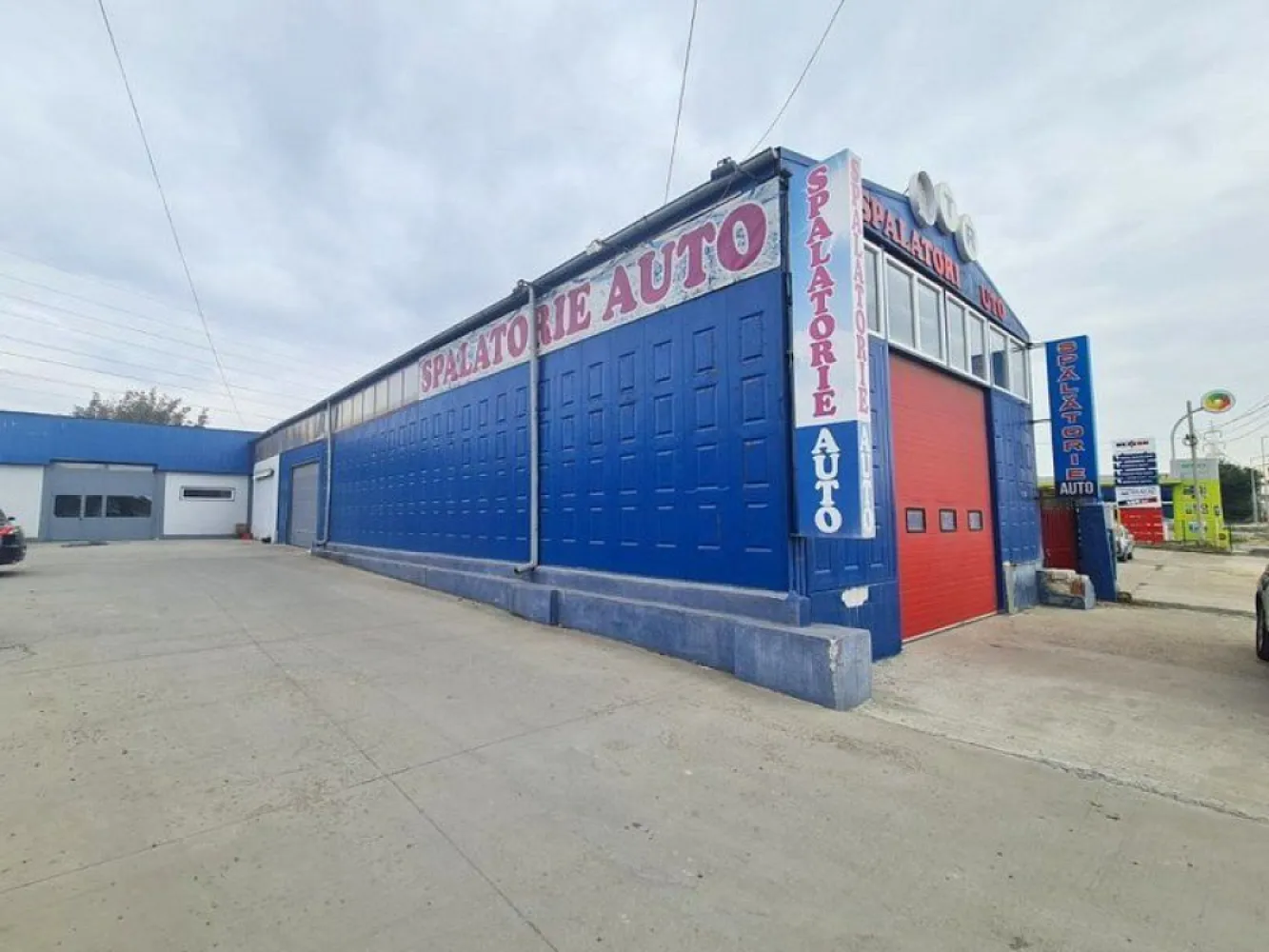 De inchiriat - Hala/Spatiu logistic si spatii birouri - Centura Galati - Agentia imobiliara Mag Invest intermediaza inchirierea unui spatiu industrial tip hala (fosta spalatorie auto) impreuna cu spatiile de birouri aferente , pozitionat pe Drumul de Centura, intr-o zona cu vad format si vizibilitate comerciala maxima, langa Bulrom Gaz.

detalii 
- suprafata hala mare 252 mp
- suprafata hala mica 75 mp
- suprafata birouri 63 mp
- teren 760 mp din care 370 mp suprafata libera, betonata
- toate utilitatile - apa curenta, canalizare, curent mono si trifazat, centrala termica pentru spatiul de birouri, instalatie aditionala pentru incalzire hala pe gaz metan.
- constructie din panouri acoperita cu tabla, tamplarie cu geam termopan, gresie, curte betonata.

Pret propus pentru inchiriere 2500 euro (negociabil) la care se adauga TVA.
Comision de intermediere 50%+TVA din prima luna de chirie.
 
Detalii suplimentare si programari la nr. 0740949871 - Marian Ene, consilier imobiliar Mag Invest