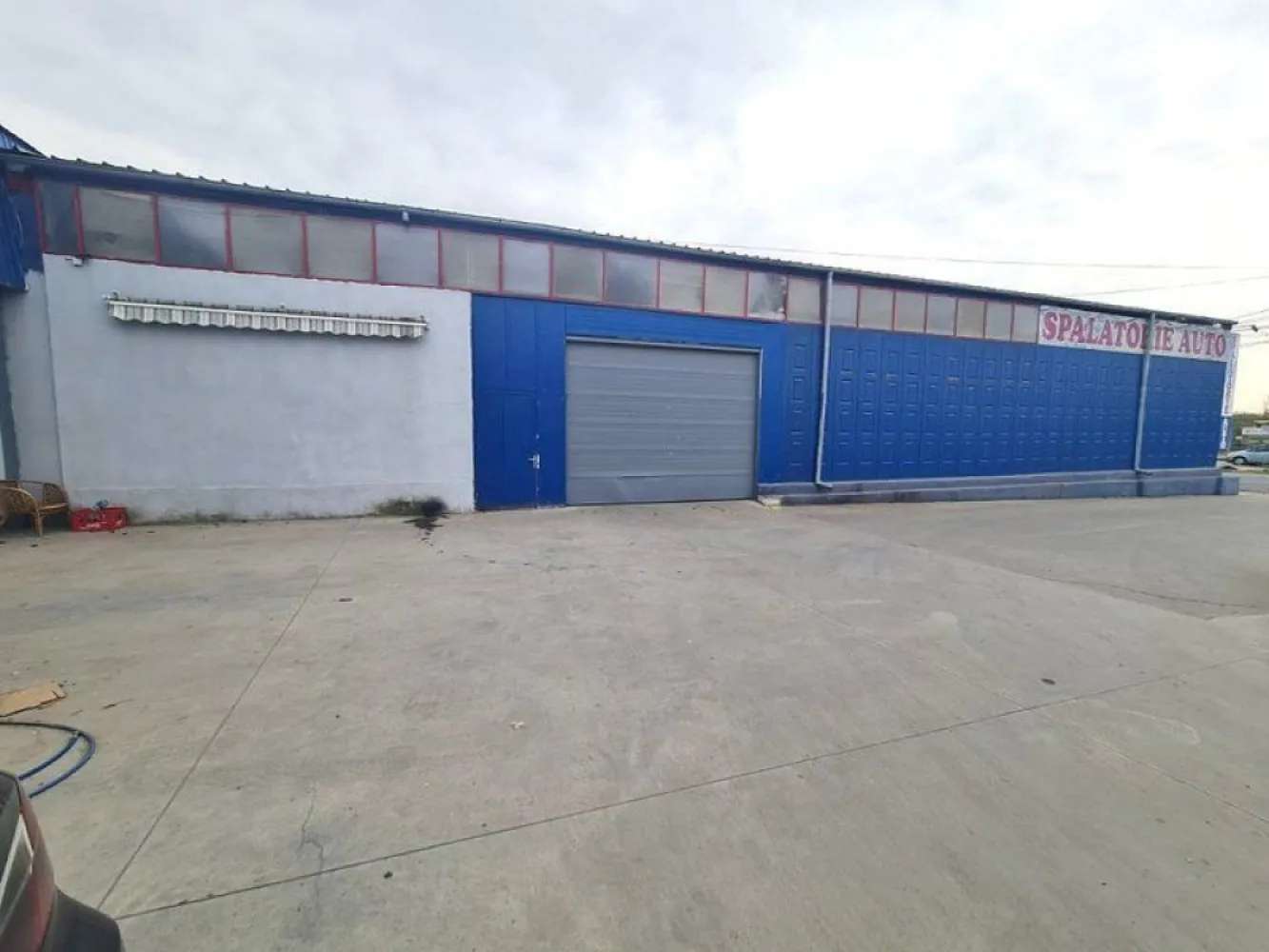 De inchiriat - Hala/Spatiu logistic si spatii birouri - Centura Galati - Agentia imobiliara Mag Invest intermediaza inchirierea unui spatiu industrial tip hala (fosta spalatorie auto) impreuna cu spatiile de birouri aferente , pozitionat pe Drumul de Centura, intr-o zona cu vad format si vizibilitate comerciala maxima, langa Bulrom Gaz.

detalii 
- suprafata hala mare 252 mp
- suprafata hala mica 75 mp
- suprafata birouri 63 mp
- teren 760 mp din care 370 mp suprafata libera, betonata
- toate utilitatile - apa curenta, canalizare, curent mono si trifazat, centrala termica pentru spatiul de birouri, instalatie aditionala pentru incalzire hala pe gaz metan.
- constructie din panouri acoperita cu tabla, tamplarie cu geam termopan, gresie, curte betonata.

Pret propus pentru inchiriere 2500 euro (negociabil) la care se adauga TVA.
Comision de intermediere 50%+TVA din prima luna de chirie.
 
Detalii suplimentare si programari la nr. 0740949871 - Marian Ene, consilier imobiliar Mag Invest