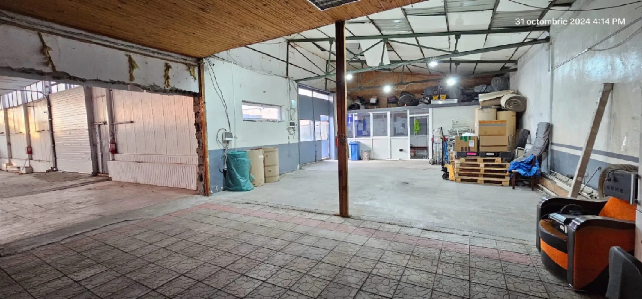 De inchiriat - Hala/Spatiu logistic si spatii birouri - Centura Galati - Agentia imobiliara Mag Invest intermediaza inchirierea unui spatiu industrial tip hala (fosta spalatorie auto) impreuna cu spatiile de birouri aferente , pozitionat pe Drumul de Centura, intr-o zona cu vad format si vizibilitate comerciala maxima, langa Bulrom Gaz.

detalii 
- suprafata hala mare 252 mp
- suprafata hala mica 75 mp
- suprafata birouri 63 mp
- teren 760 mp din care 370 mp suprafata libera, betonata
- toate utilitatile - apa curenta, canalizare, curent mono si trifazat, centrala termica pentru spatiul de birouri, instalatie aditionala pentru incalzire hala pe gaz metan.
- constructie din panouri acoperita cu tabla, tamplarie cu geam termopan, gresie, curte betonata.

Pret propus pentru inchiriere 2500 euro (negociabil) la care se adauga TVA.
Comision de intermediere 50%+TVA din prima luna de chirie.
 
Detalii suplimentare si programari la nr. 0740949871 - Marian Ene, consilier imobiliar Mag Invest