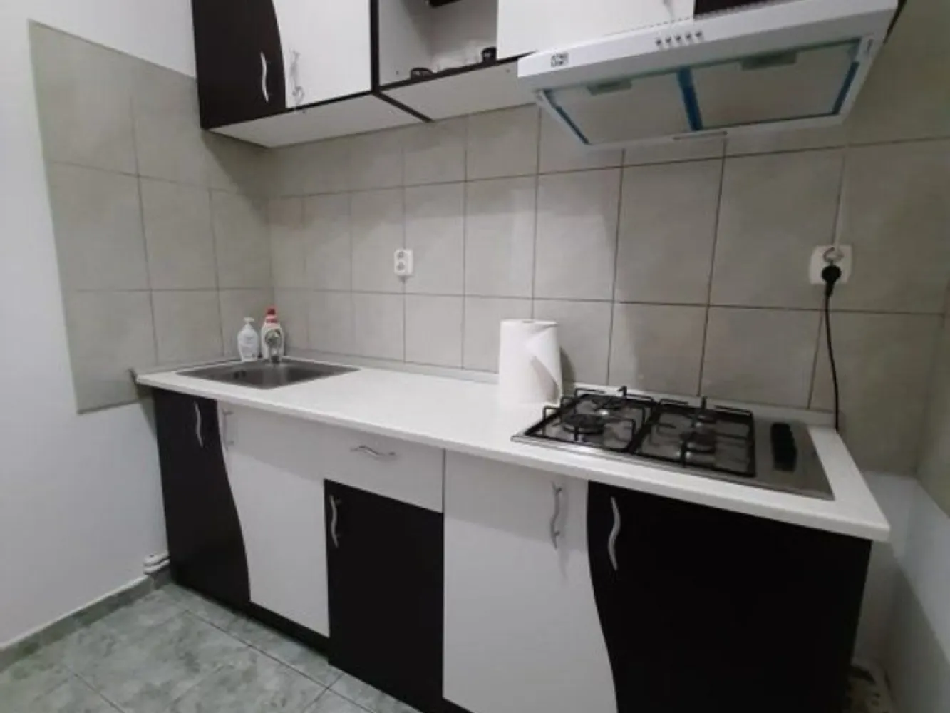 Apartament cu o camera, zona centrala - Parcul Eminescu, 295 euro - Agentia imobiliara Mag Invest intermediaza inchirierea unui apartament cu o camera decomandat, 40mp, situat langa parcul Eminescu si Universitatea "Dunarea de Jos", pozitionat la etajul 1 (la parter sunt spatii comerciale).
Apartamentul este mobilat si utilat complet, dotat cu centrala termica, masina de spalat, geamuri termopan, parchet, gresie si faianta.
Zona este linistita, iar mijloacele de transport si centru comercial situate in proximitatea imobilului.
Se inchiriaza pentru termen lung, nu sunt acceptate animale de companie.
Pret chirie 295 Euro plus o garantie de 295 Euro.
Comisionul agentiei este 70% din prima luna de chirie.
Relatii suplimentare si programari la telefon - 0746.252.252 - Liliana Ene, consilier imobiliar Mag Invest