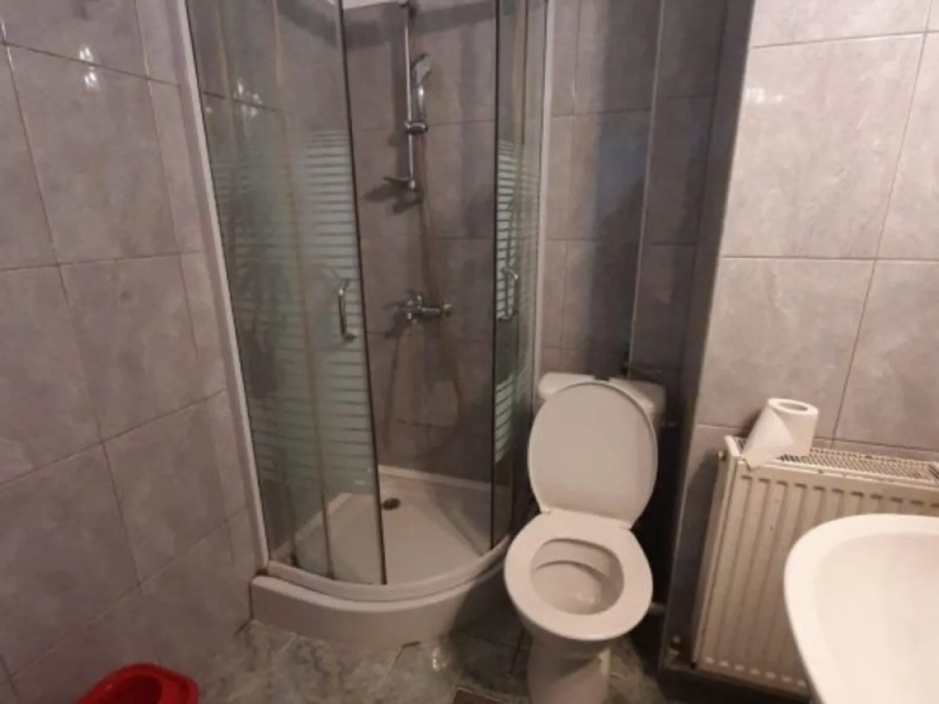 Apartament cu o camera, zona centrala - Parcul Eminescu, 295 euro - Agentia imobiliara Mag Invest intermediaza inchirierea unui apartament cu o camera decomandat, 40mp, situat langa parcul Eminescu si Universitatea "Dunarea de Jos", pozitionat la etajul 1 (la parter sunt spatii comerciale).
Apartamentul este mobilat si utilat complet, dotat cu centrala termica, masina de spalat, geamuri termopan, parchet, gresie si faianta.
Zona este linistita, iar mijloacele de transport si centru comercial situate in proximitatea imobilului.
Se inchiriaza pentru termen lung, nu sunt acceptate animale de companie.
Pret chirie 295 Euro plus o garantie de 295 Euro.
Comisionul agentiei este 70% din prima luna de chirie.
Relatii suplimentare si programari la telefon - 0746.252.252 - Liliana Ene, consilier imobiliar Mag Invest