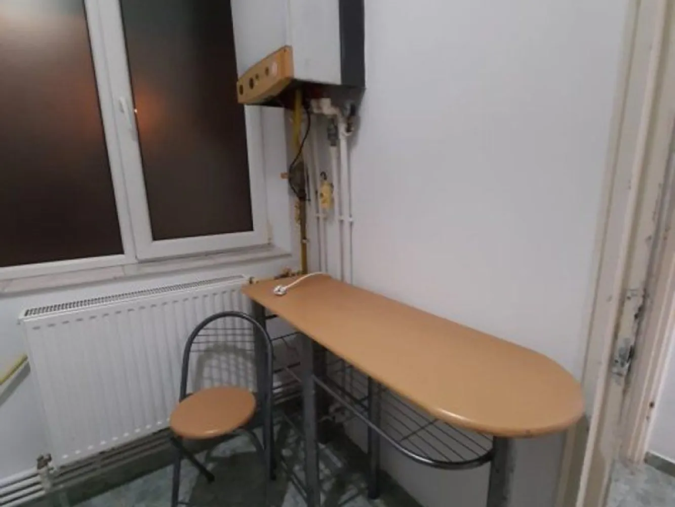 Apartament cu o camera, zona centrala - Parcul Eminescu, 295 euro - Agentia imobiliara Mag Invest intermediaza inchirierea unui apartament cu o camera decomandat, 40mp, situat langa parcul Eminescu si Universitatea "Dunarea de Jos", pozitionat la etajul 1 (la parter sunt spatii comerciale).
Apartamentul este mobilat si utilat complet, dotat cu centrala termica, masina de spalat, geamuri termopan, parchet, gresie si faianta.
Zona este linistita, iar mijloacele de transport si centru comercial situate in proximitatea imobilului.
Se inchiriaza pentru termen lung, nu sunt acceptate animale de companie.
Pret chirie 295 Euro plus o garantie de 295 Euro.
Comisionul agentiei este 70% din prima luna de chirie.
Relatii suplimentare si programari la telefon - 0746.252.252 - Liliana Ene, consilier imobiliar Mag Invest