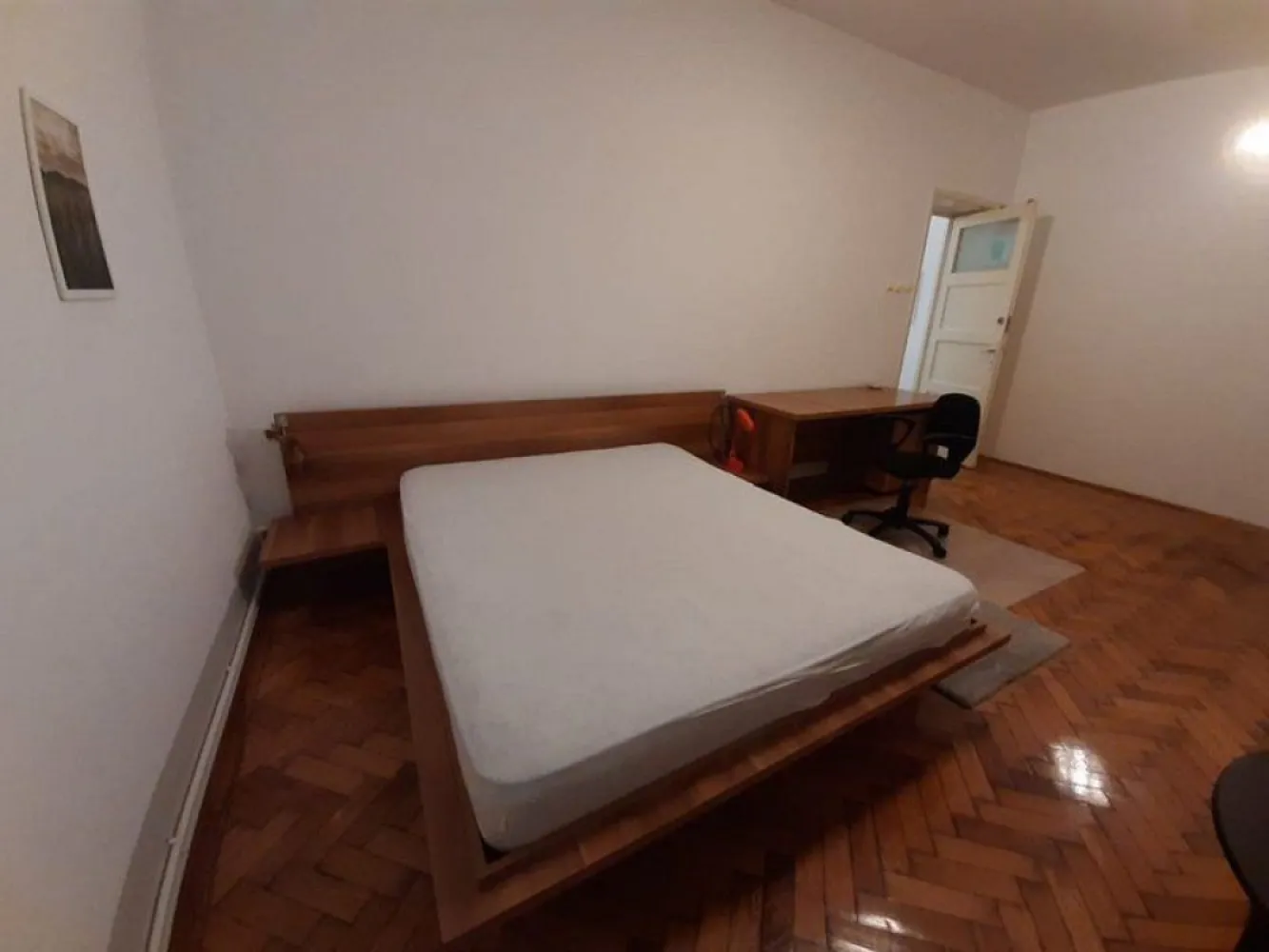 Apartament cu o camera, zona centrala - Parcul Eminescu, 295 euro - Agentia imobiliara Mag Invest intermediaza inchirierea unui apartament cu o camera decomandat, 40mp, situat langa parcul Eminescu si Universitatea "Dunarea de Jos", pozitionat la etajul 1 (la parter sunt spatii comerciale).
Apartamentul este mobilat si utilat complet, dotat cu centrala termica, masina de spalat, geamuri termopan, parchet, gresie si faianta.
Zona este linistita, iar mijloacele de transport si centru comercial situate in proximitatea imobilului.
Se inchiriaza pentru termen lung, nu sunt acceptate animale de companie.
Pret chirie 295 Euro plus o garantie de 295 Euro.
Comisionul agentiei este 70% din prima luna de chirie.
Relatii suplimentare si programari la telefon - 0746.252.252 - Liliana Ene, consilier imobiliar Mag Invest
