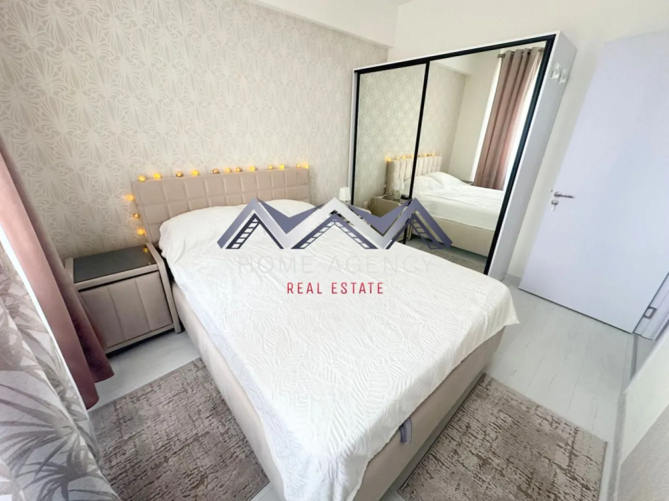 Apartament 2 camere Otopeni | prima închiriere - Dacă ești în căutarea unei alternative practice la o garsonieră, acest apartament de 2 camere tip studio este alegerea ideală! Situat la etajul 1/3, oferă un spațiu bine optimizat, perfect pentru o persoană singură sau un cuplu. Locuința este complet mobilată și utilată, gata să îți devină acasă fără investiții suplimentare. 

Apartamentul se remarcă prin compartimentarea eficientă, care combină confortul și funcționalitatea într-un ambient modern, într-un spațiu care oferă toate avantajele necesare unui stil de viață comod. 

Zona este una deosebit de accesibilă, având stație de autobuz chiar în fața complexului, precum și magazine, restaurante și alte puncte de interes în apropiere. Mai mult, Aeroportul Otopeni se află la aprox. 10 minute cu mașina, fiind un avantaj important pentru cei care călătoresc frecvent. 

Pentru un plus de confort, apartamentul include și un loc de parcare.

📞 Dacă vrei să afli mai multe detalii sau să programezi o vizionare, nu ezita să mă contactezi!