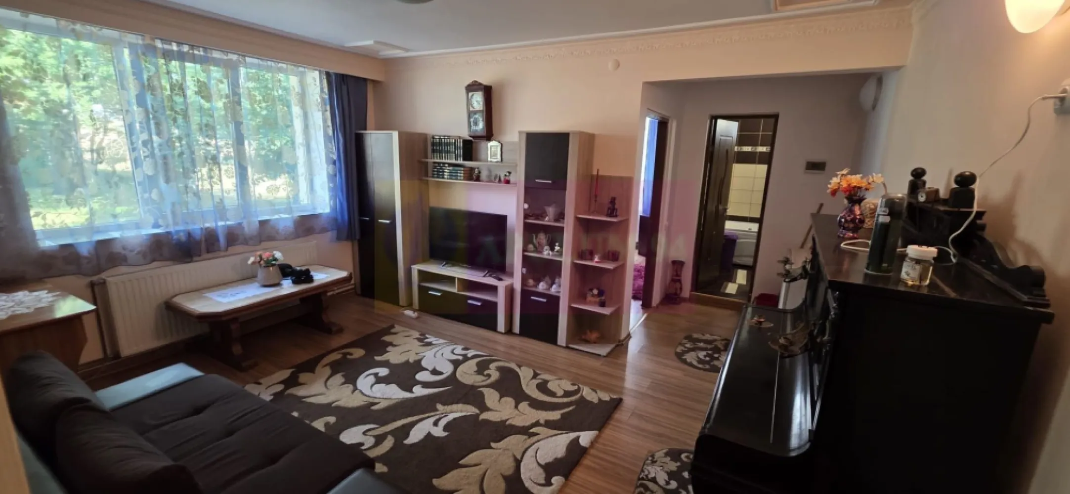 Apartament cu 2 camere de vanzare in Sinaia - Apartament cu 2 camere de vânzare în Sinaia – Complet mobilat și utilat, într-o zonă excelentă

Agenția Imobiliară Mervani vă propune spre vânzare un apartament cu 2 camere, situat la parterul unui bloc cu 4 etaje, într-o zonă foarte bine poziționată din Sinaia, la doar câteva minute de piață, spital și mijloacele de transport în comun.

Apartamentul are o suprafață construită de 55 mp și o suprafață utilă de 46 mp, fiind ideal atât pentru locuință permanentă, cât și pentru o casă de vacanță sau o investiție în vederea închirierii.

Compartimentarea este practică și oferă un confort sporit:

 hol de acces generos;
 cameră de zi luminoasă;
 dormitor prevăzut cu o fereastră mare, orientată către spațiul verde al blocului;
 bucătărie spațioasă, cu loc dedicat pentru servirea mesei;
 baie echipată cu o cadă de dimensiuni mari.

Apartamentul beneficiază de tâmplărie PVC cu geam termopan, centrală termică proprie pe gaz și instalație de încălzire individuală. Finisajele și amenajările au fost realizate în jurul anului 2010, locuința fiind bine întreținută și gata pentru mutare.

Se vinde complet mobilat și utilat, oferind viitorului proprietar posibilitatea de a se muta imediat, fără investiții suplimentare.

Blocul este construit din cărămidă, în anul 1962, fiind amplasat într-o zonă apreciată pentru accesul rapid către magazine, piață, unități medicale, transport public și celelalte facilități ale stațiunii.

Datorită poziției excelente, compartimentării eficiente și faptului că se vinde complet mobilat și utilat, această proprietate reprezintă o oportunitate foarte bună atât pentru locuință proprie, cât și pentru investiție în frumoasa stațiune Sinaia.