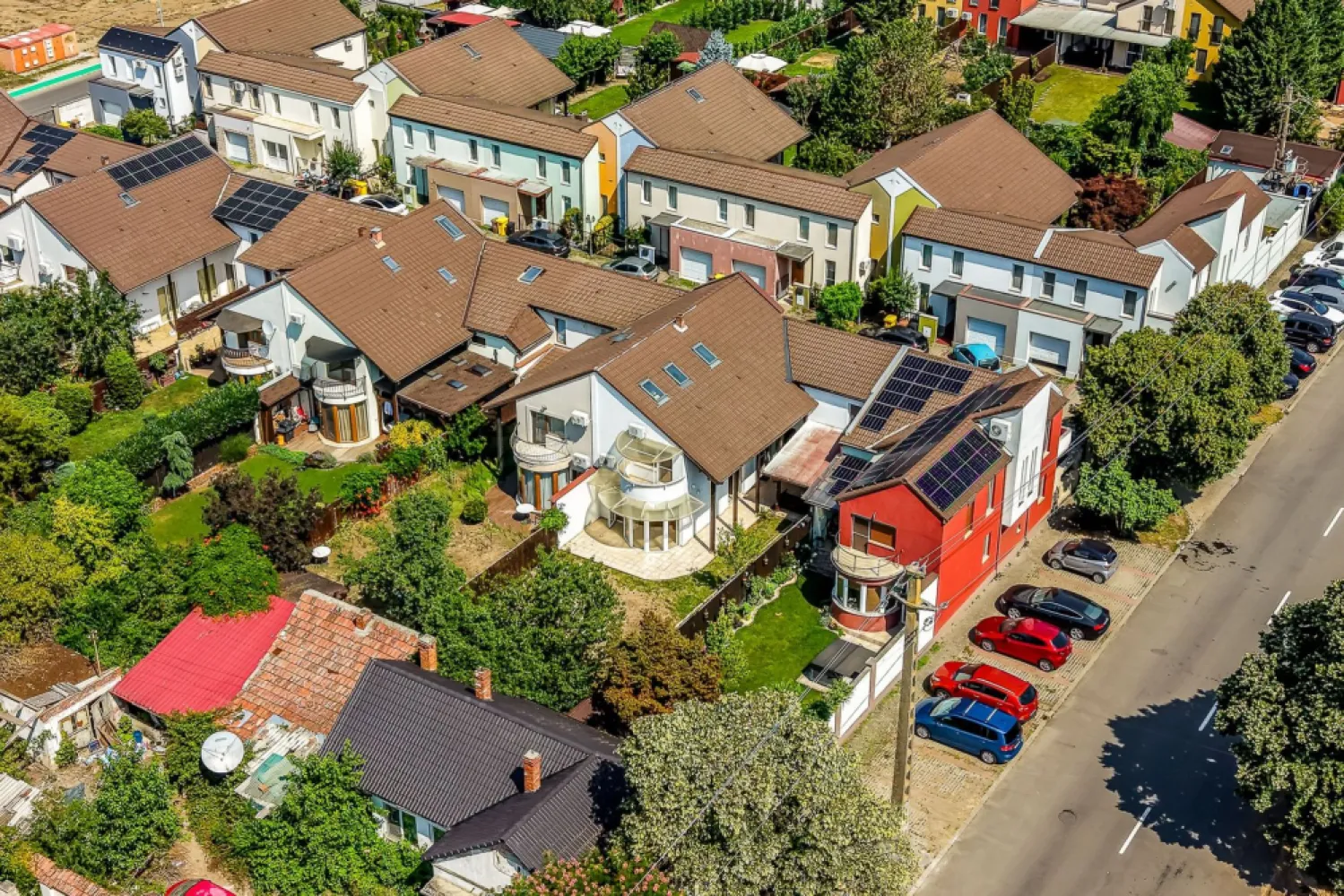 Casă noua cu garaj in Aradul Nou, cartier privat Comision 0% - Comision 0%
Vă propun spre vânzare o locuință situată în complexul rezidențial AXA 1 din Aradul Nou, un cartier privat cu acces controlat, pază și securitate, ideal pentru familiile care își doresc liniște și siguranță.

Proprietatea este amplasată pe un teren de 300 mp și beneficiază de o compartimentare eficientă și bine gândită. La parter regăsim un garaj cu acces direct în casă, baie, bucătărie, living generos cu semineu și spațiu de depozitare. Etajul este compus din două dormitoare, două dressinguri, o baie, iar cel de-al treilea dormitor a fost amenajat ca o cameră dedicată sportului și relaxării, fiind dotat inclusiv cu saună.

Casa dispune de centrală termică proprie pe gaz, terasă și oferă un echilibru perfect între confort, funcționalitate și intimitate, fiind o alegere excelentă pentru cei care își doresc o locuință într-unul dintre cele mai apreciate cartiere rezidențiale din Arad.

📞 Pentru detalii și programarea unei vizionări:
Blaga Flavius – 0754467525 Consultant imobiliar acreditat APAIR (Asociația Profesională a Agenților Imobiliari din România)

Nu dispui de toată suma? Te ajutăm noi gratuit! Îți obținem oferte de la 16 bănci.
Ai o proprietate de vânzare în Arad și vrei să știi cât valorează cu adevărat?

Birou: ACASĂ | Agenție imobiliară Arad
Adresă: Bulevardul Decebal 2, Arad 310133