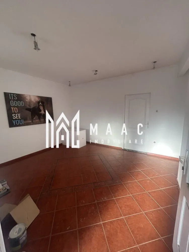 Spatiu birouri/ comercial | 130MP | Vasile Aaron - MAAC Imobiliare va propune spre inchiriere spatiu comercial cu compartimentare versatila, amplasat in zona Vasile Aaron, la strada (Semaforului).

Suprafață de aproximativ 130 mp, ideal pentru diverse activități comerciale sau profesionale. 

 Compartimentare:
 • 4 camere separate + un open space generos
 • sală de așteptare / recepție
 • 2 grupuri sanitare
 • hol de acces și spații auxiliare

Avantaje:
 • compartimentare practică, ușor adaptabilă
 • spațiu luminos și bine organizat
 • potrivit pentru activități care necesită mai multe încăperi
 • acces facil și flux eficient între camere

Potrivit pentru:
 • birouri firmă / sediu companie
 • salon beauty (coafor, cosmetică, masaj)
 • spațiu educațional (meditații, cursuri, training)
 • studio foto / video
 • firmă de servicii sau call center
 • cabinet 

Disponibilitate imediata.

Se percepe o chirie in avans si garantie in cuantumul unei chirii lunare. Se inchiriaza pe termen lung.

Pentru mai multe detalii va rugam specificati: CP2976767
