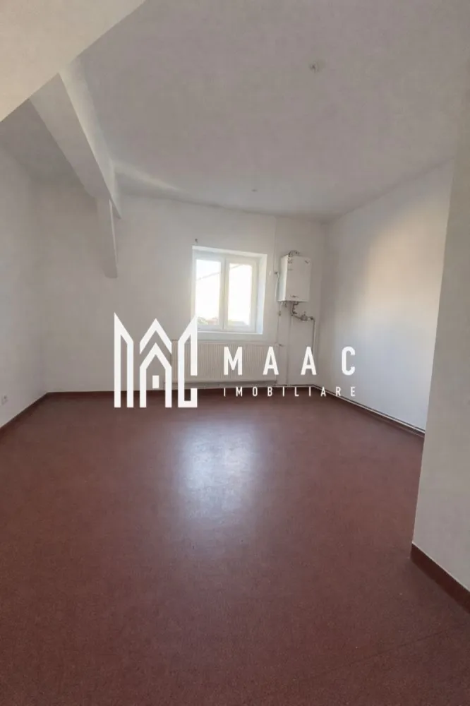 Spatiu birouri/ comercial | 130MP | Vasile Aaron - MAAC Imobiliare va propune spre inchiriere spatiu comercial cu compartimentare versatila, amplasat in zona Vasile Aaron, la strada (Semaforului).

Suprafață de aproximativ 130 mp, ideal pentru diverse activități comerciale sau profesionale. 

 Compartimentare:
 • 4 camere separate + un open space generos
 • sală de așteptare / recepție
 • 2 grupuri sanitare
 • hol de acces și spații auxiliare

Avantaje:
 • compartimentare practică, ușor adaptabilă
 • spațiu luminos și bine organizat
 • potrivit pentru activități care necesită mai multe încăperi
 • acces facil și flux eficient între camere

Potrivit pentru:
 • birouri firmă / sediu companie
 • salon beauty (coafor, cosmetică, masaj)
 • spațiu educațional (meditații, cursuri, training)
 • studio foto / video
 • firmă de servicii sau call center
 • cabinet 

Disponibilitate imediata.

Se percepe o chirie in avans si garantie in cuantumul unei chirii lunare. Se inchiriaza pe termen lung.

Pentru mai multe detalii va rugam specificati: CP2976767