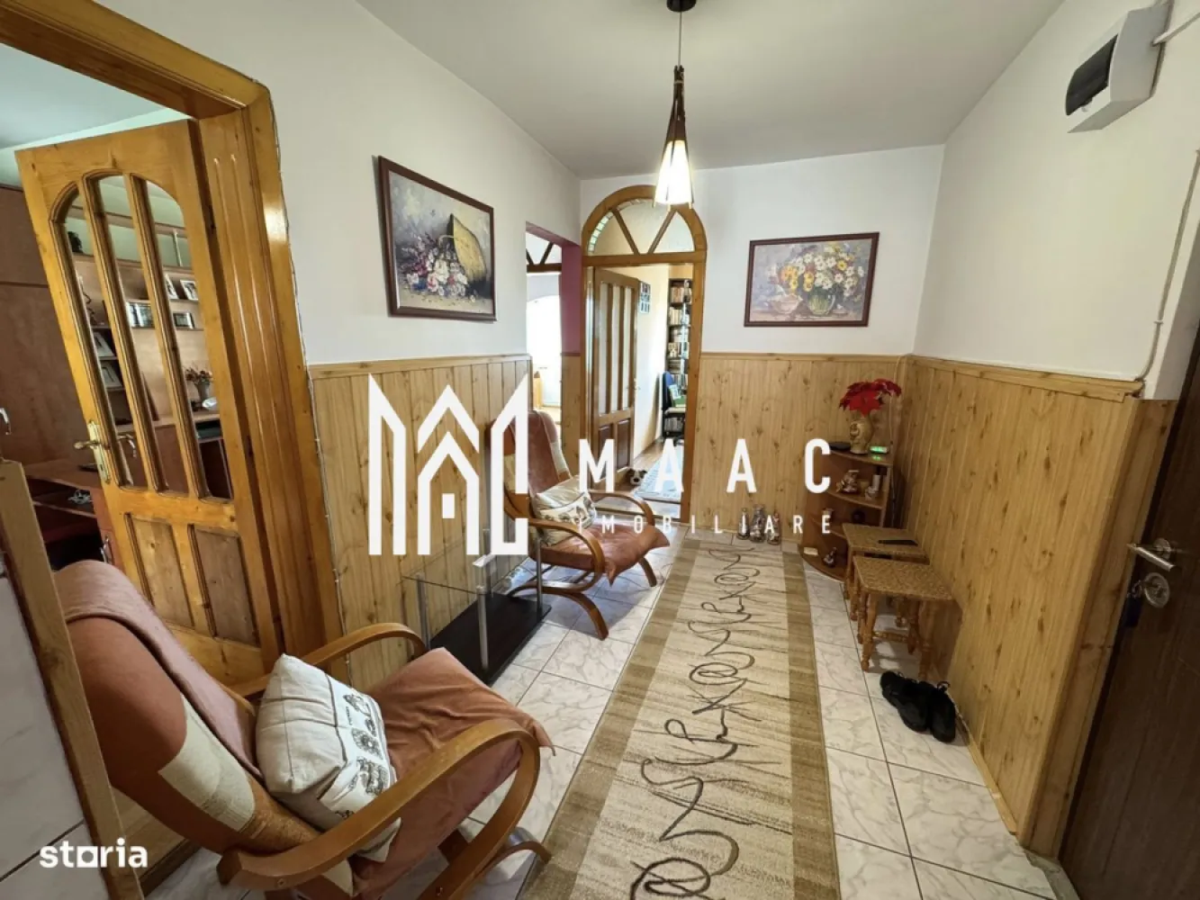 Apartament 3 camere decomandat | 2 balcoane | pivniță | Valea Aurie - MAAC Imobiliare vă propune spre vânzare un apartament cu 3 camere, complet decomandat, situat în cartierul Valea Aurie, una dintre cele mai apreciate zone rezidențiale din Sibiu.

Locuința are o suprafață utilă de 55 mp și este amplasată la etajul 4 al unui imobil bine întreținut, cu acoperiș din țiglă.

Compartimentare: hol de acces spațios, living luminos cu balcon, 2 dormitoare bucătărie separată, baie.

Proprietatea beneficiază de:
 2 balcoane (unul închis)
 centrală termică proprie
 pivniță
 spațiu verde în spatele blocului

Zona oferă acces facil către magazine, școli, transport public și alte puncte de interes.

Apartamentul este potrivit atât pentru locuință personală, cât și pentru investiție.

Pentru mai multe detalii specificati ca ati vazut anuntul cu ID: CP2767066