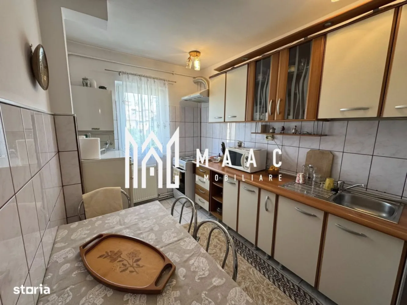 Apartament 3 camere decomandat | 2 balcoane | pivniță | Valea Aurie - MAAC Imobiliare vă propune spre vânzare un apartament cu 3 camere, complet decomandat, situat în cartierul Valea Aurie, una dintre cele mai apreciate zone rezidențiale din Sibiu.

Locuința are o suprafață utilă de 55 mp și este amplasată la etajul 4 al unui imobil bine întreținut, cu acoperiș din țiglă.

Compartimentare: hol de acces spațios, living luminos cu balcon, 2 dormitoare bucătărie separată, baie.

Proprietatea beneficiază de:
 2 balcoane (unul închis)
 centrală termică proprie
 pivniță
 spațiu verde în spatele blocului

Zona oferă acces facil către magazine, școli, transport public și alte puncte de interes.

Apartamentul este potrivit atât pentru locuință personală, cât și pentru investiție.

Pentru mai multe detalii specificati ca ati vazut anuntul cu ID: CP2767066