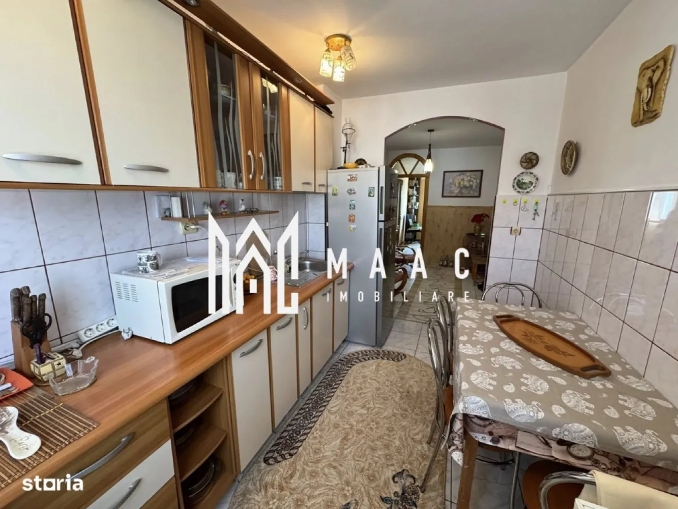 Apartament 3 camere decomandat | 2 balcoane | pivniță | Valea Aurie - MAAC Imobiliare vă propune spre vânzare un apartament cu 3 camere, complet decomandat, situat în cartierul Valea Aurie, una dintre cele mai apreciate zone rezidențiale din Sibiu.

Locuința are o suprafață utilă de 55 mp și este amplasată la etajul 4 al unui imobil bine întreținut, cu acoperiș din țiglă.

Compartimentare: hol de acces spațios, living luminos cu balcon, 2 dormitoare bucătărie separată, baie.

Proprietatea beneficiază de:
 2 balcoane (unul închis)
 centrală termică proprie
 pivniță
 spațiu verde în spatele blocului

Zona oferă acces facil către magazine, școli, transport public și alte puncte de interes.

Apartamentul este potrivit atât pentru locuință personală, cât și pentru investiție.

Pentru mai multe detalii specificati ca ati vazut anuntul cu ID: CP2767066
