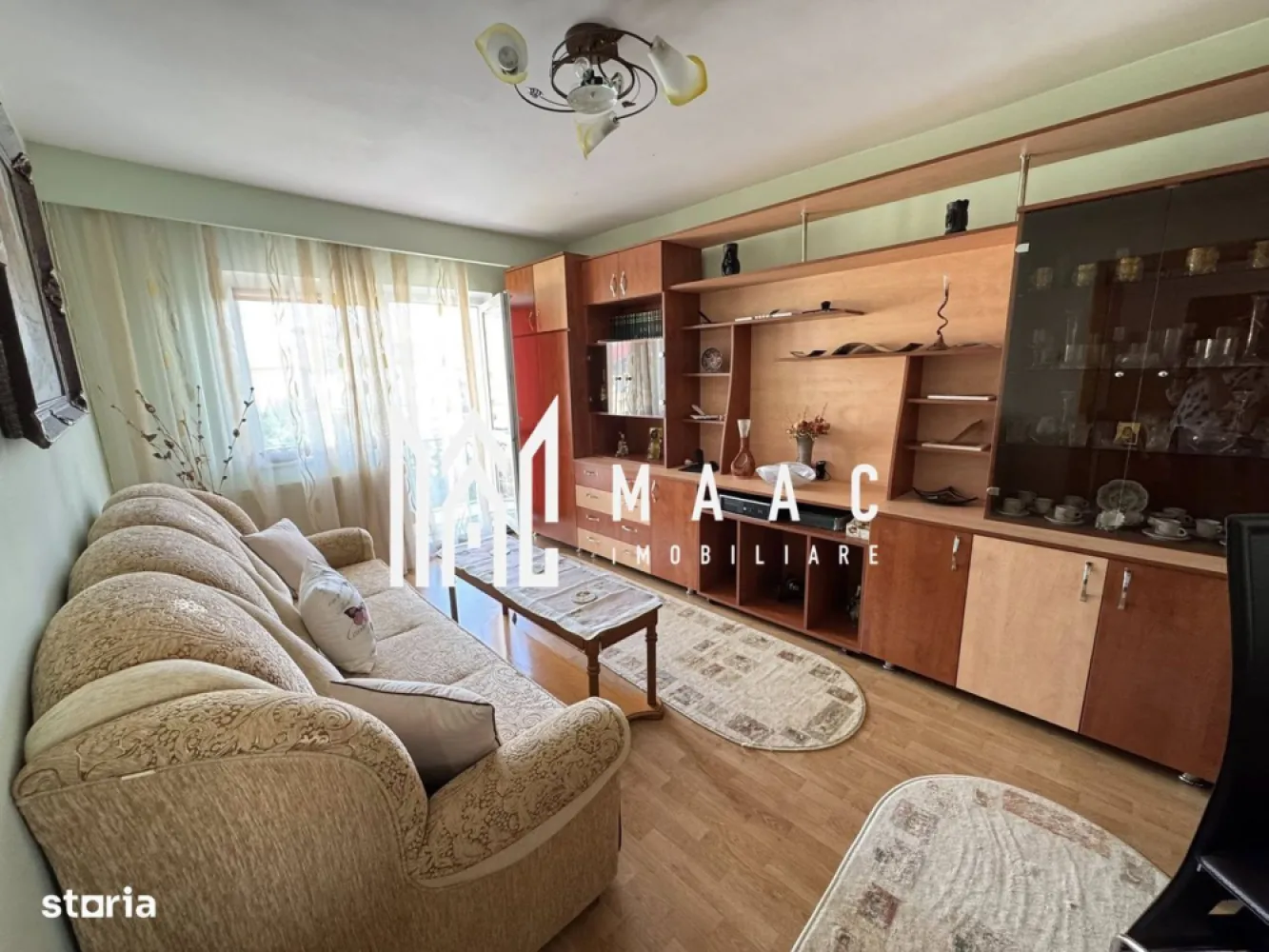 Apartament 3 camere decomandat | 2 balcoane | pivniță | Valea Aurie - MAAC Imobiliare vă propune spre vânzare un apartament cu 3 camere, complet decomandat, situat în cartierul Valea Aurie, una dintre cele mai apreciate zone rezidențiale din Sibiu.

Locuința are o suprafață utilă de 55 mp și este amplasată la etajul 4 al unui imobil bine întreținut, cu acoperiș din țiglă.

Compartimentare: hol de acces spațios, living luminos cu balcon, 2 dormitoare bucătărie separată, baie.

Proprietatea beneficiază de:
 2 balcoane (unul închis)
 centrală termică proprie
 pivniță
 spațiu verde în spatele blocului

Zona oferă acces facil către magazine, școli, transport public și alte puncte de interes.

Apartamentul este potrivit atât pentru locuință personală, cât și pentru investiție.

Pentru mai multe detalii specificati ca ati vazut anuntul cu ID: CP2767066