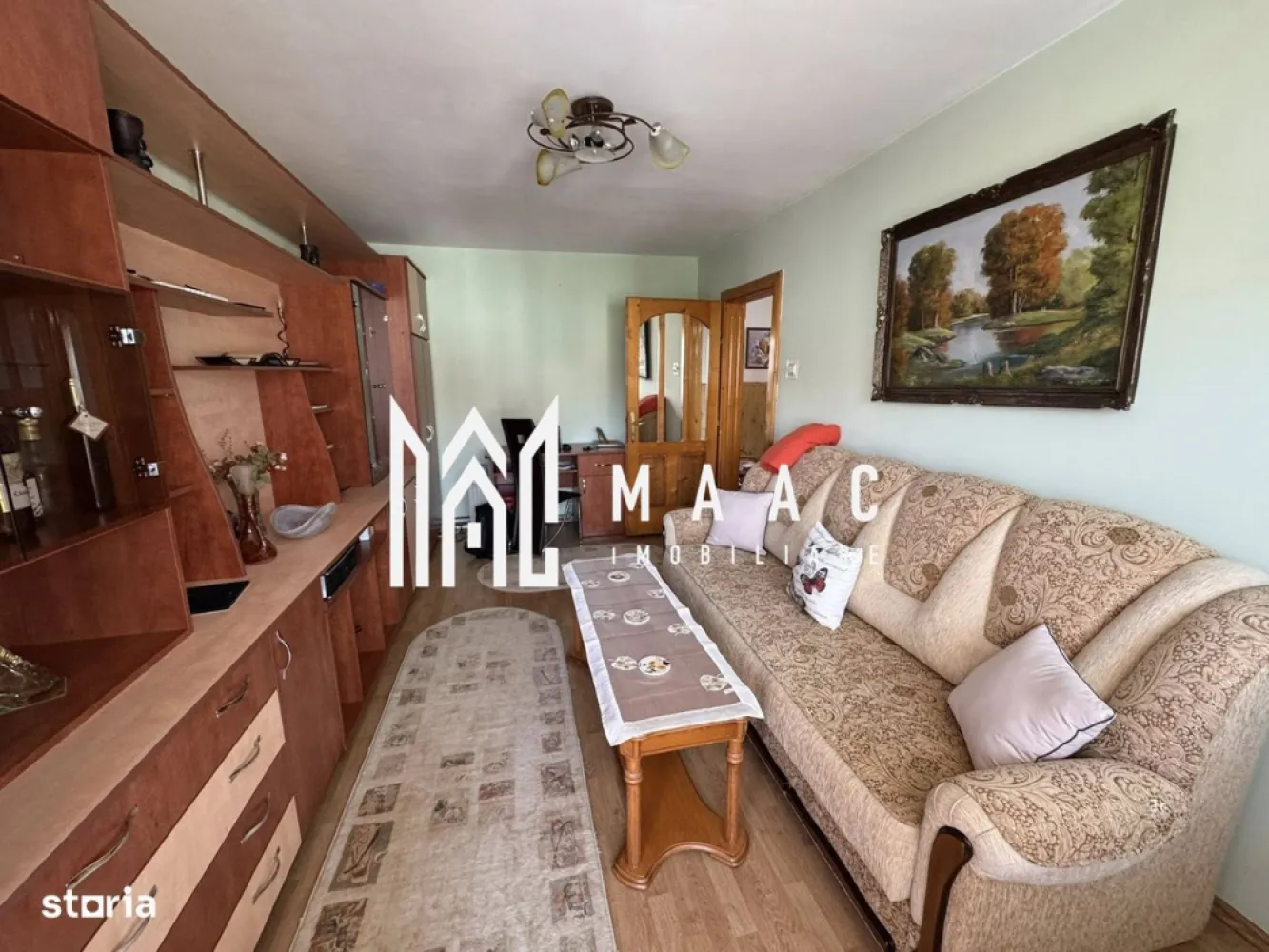 Apartament 3 camere decomandat | 2 balcoane | pivniță | Valea Aurie - MAAC Imobiliare vă propune spre vânzare un apartament cu 3 camere, complet decomandat, situat în cartierul Valea Aurie, una dintre cele mai apreciate zone rezidențiale din Sibiu.

Locuința are o suprafață utilă de 55 mp și este amplasată la etajul 4 al unui imobil bine întreținut, cu acoperiș din țiglă.

Compartimentare: hol de acces spațios, living luminos cu balcon, 2 dormitoare bucătărie separată, baie.

Proprietatea beneficiază de:
 2 balcoane (unul închis)
 centrală termică proprie
 pivniță
 spațiu verde în spatele blocului

Zona oferă acces facil către magazine, școli, transport public și alte puncte de interes.

Apartamentul este potrivit atât pentru locuință personală, cât și pentru investiție.

Pentru mai multe detalii specificati ca ati vazut anuntul cu ID: CP2767066