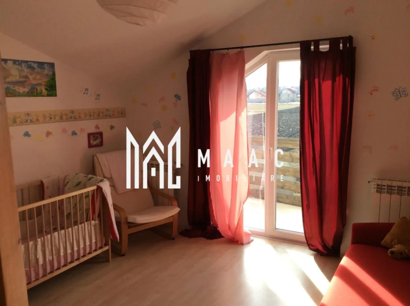 Casă modernă P+E+Pod mansardat | 3 dormitoare | Teren 490 mp | Eden Șura Mică - MAAC Imobiliare vă propune spre vânzare o casă modernă, situată în cartierul rezidențial Eden din Șura Mică, ideală pentru familiile care își doresc liniște, spațiu și priveliști deosebite.
Amplasată pe un teren generos de 490 mp, proprietatea oferă echilibrul perfect între confortul interior și spațiul exterior dedicat relaxării.
Priveliștea este orientată spre sud, dezvăluind o panoramă frumoasă către Munții Păltiniș, oferind lumină naturală pe tot parcursul zilei.
Curtea liberă de aproximativ 350 mp oferă spațiu suficient pentru grădinărit, amenajarea unui loc de joacă pentru copii sau pentru momente de relaxare în aer liber. Locul de parcare dedicat în curte elimină orice grijă legată de siguranța autoturismului.

 Detalii proprietate
Suprafață teren: 500 mp
Amprentă la sol: 90 mp
Regim de înălțime: Parter + Etaj + Pod mansardat
3 dormitoare
Parcare pentru 2 mașini

 Compartimentare
🔹 Parter
Living extrem de generos și luminos (suprafețe vitrate mari)
Casa scării luminoasă
Acces către terasa exterioară
🔹 Etaj
3 dormitoare confortabile
Dormitor matrimonial cu baie proprie
2 dormitoare deservite de baie pe hol
Dressing
Hobby room cu balcon și priveliște spre grădină
🔹 Pod mansardat 40 mp utili
Spațiu versatil ce poate fi amenajat după preferințe (depozitare, birou, cameră hobby)

 Curte & exterior
Curte liberă aprox. 350 mp — ideală pentru grădinărit sau loc de joacă
Terasă generoasă din beton, pe toată lățimea casei — răcoroasă vara
Grădină amenajată cu căsuță de depozitare
Loc de parcare dedicat în curte

 Priveliște
Orientare sudică
Vedere panoramică spre Munții Păltiniș

 Avantaje
Zonă rezidențială liniștită
Compartimentare ideală pentru familie
Spații vitrate mari — lumină naturală abundentă
Curte generoasă și terasă mare
Pod mansardat cu potențial ridicat de amenajare

📞 Contactează-ne pentru mai multe detalii sau pentru a programa o vizionare, menționează CP2976079!
