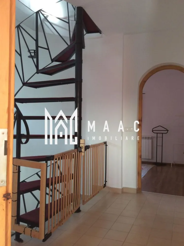 Casă modernă P+E+Pod mansardat | 3 dormitoare | Teren 490 mp | Eden Șura Mică - MAAC Imobiliare vă propune spre vânzare o casă modernă, situată în cartierul rezidențial Eden din Șura Mică, ideală pentru familiile care își doresc liniște, spațiu și priveliști deosebite.
Amplasată pe un teren generos de 490 mp, proprietatea oferă echilibrul perfect între confortul interior și spațiul exterior dedicat relaxării.
Priveliștea este orientată spre sud, dezvăluind o panoramă frumoasă către Munții Păltiniș, oferind lumină naturală pe tot parcursul zilei.
Curtea liberă de aproximativ 350 mp oferă spațiu suficient pentru grădinărit, amenajarea unui loc de joacă pentru copii sau pentru momente de relaxare în aer liber. Locul de parcare dedicat în curte elimină orice grijă legată de siguranța autoturismului.

 Detalii proprietate
Suprafață teren: 500 mp
Amprentă la sol: 90 mp
Regim de înălțime: Parter + Etaj + Pod mansardat
3 dormitoare
Parcare pentru 2 mașini

 Compartimentare
🔹 Parter
Living extrem de generos și luminos (suprafețe vitrate mari)
Casa scării luminoasă
Acces către terasa exterioară
🔹 Etaj
3 dormitoare confortabile
Dormitor matrimonial cu baie proprie
2 dormitoare deservite de baie pe hol
Dressing
Hobby room cu balcon și priveliște spre grădină
🔹 Pod mansardat 40 mp utili
Spațiu versatil ce poate fi amenajat după preferințe (depozitare, birou, cameră hobby)

 Curte & exterior
Curte liberă aprox. 350 mp — ideală pentru grădinărit sau loc de joacă
Terasă generoasă din beton, pe toată lățimea casei — răcoroasă vara
Grădină amenajată cu căsuță de depozitare
Loc de parcare dedicat în curte

 Priveliște
Orientare sudică
Vedere panoramică spre Munții Păltiniș

 Avantaje
Zonă rezidențială liniștită
Compartimentare ideală pentru familie
Spații vitrate mari — lumină naturală abundentă
Curte generoasă și terasă mare
Pod mansardat cu potențial ridicat de amenajare

📞 Contactează-ne pentru mai multe detalii sau pentru a programa o vizionare, menționează CP2976079!