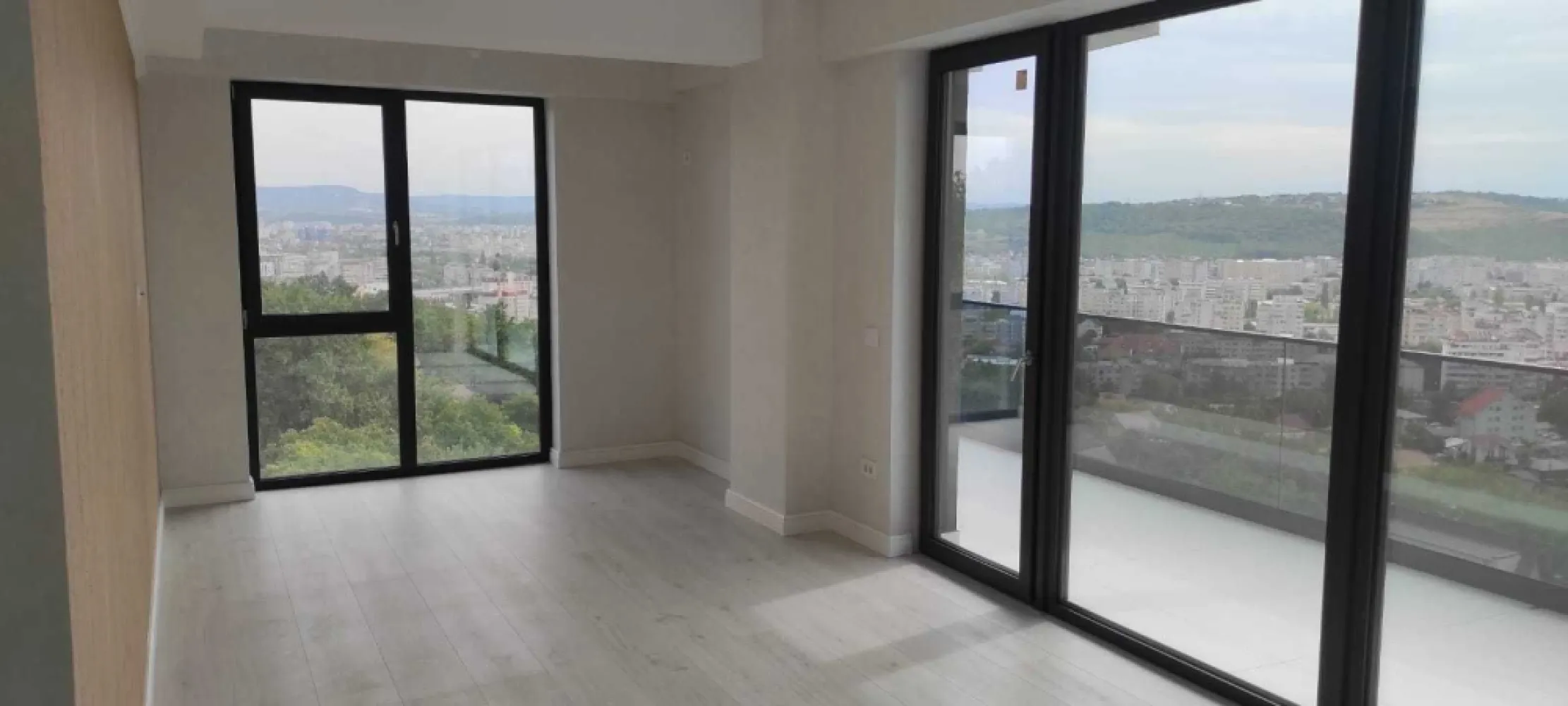 brasadas.com vinde ap NOU cu 3 camere - Copou. - Agenția BRASADAS vinde apartament de lux, amplasat într-una dintre cele mai exclusiviste zone din Iași, *Copou, cu vedere către superba Grădină Botanică! Acest apartament generos, de **90,1 mp, situat la **etajul 3 din 3*, este ideal pentru cei care apreciază spațiul, confortul și liniștea.

*Detalii apartament:*
- *Suprafață utilă*: 90,1 mp
- *3 camere luminoase și spațioase*
- *Etajul 3*, în bloc nou, cu finisaje de înaltă calitate
- *Vedere panoramică* asupra Grădinii Botanice
- *Preț*: 225.000 EUR + TVA

Acest apartament este ideal pentru familii sau ca investiție de lungă durată, oferind o combinație perfectă între eleganță și proximitatea față de natură.

Pentru mai multe oferte accesați www.brasadas.com