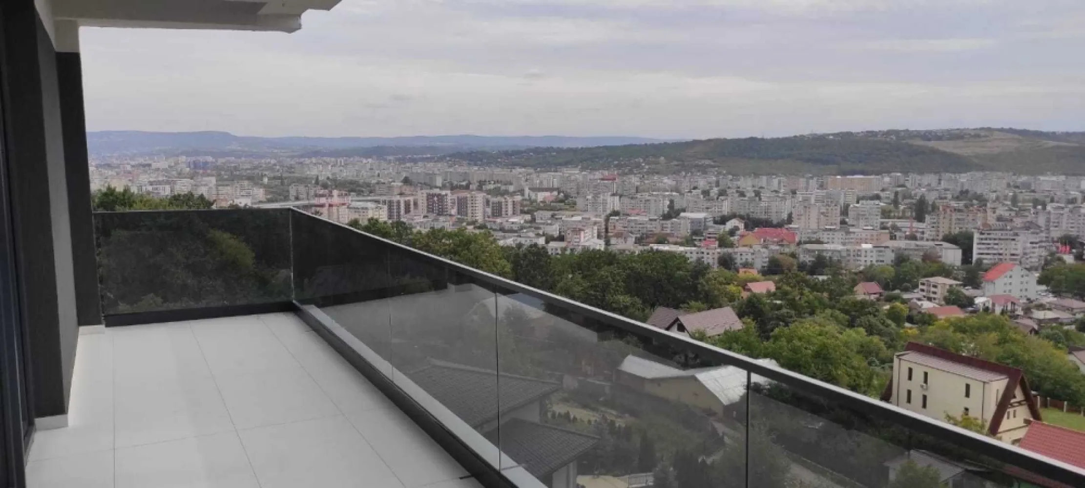 brasadas.com vinde ap NOU cu 3 camere - Copou. - Agenția BRASADAS vinde apartament de lux, amplasat într-una dintre cele mai exclusiviste zone din Iași, *Copou, cu vedere către superba Grădină Botanică! Acest apartament generos, de **90,1 mp, situat la **etajul 3 din 3*, este ideal pentru cei care apreciază spațiul, confortul și liniștea.

*Detalii apartament:*
- *Suprafață utilă*: 90,1 mp
- *3 camere luminoase și spațioase*
- *Etajul 3*, în bloc nou, cu finisaje de înaltă calitate
- *Vedere panoramică* asupra Grădinii Botanice
- *Preț*: 225.000 EUR + TVA

Acest apartament este ideal pentru familii sau ca investiție de lungă durată, oferind o combinație perfectă între eleganță și proximitatea față de natură.

Pentru mai multe oferte accesați www.brasadas.com
