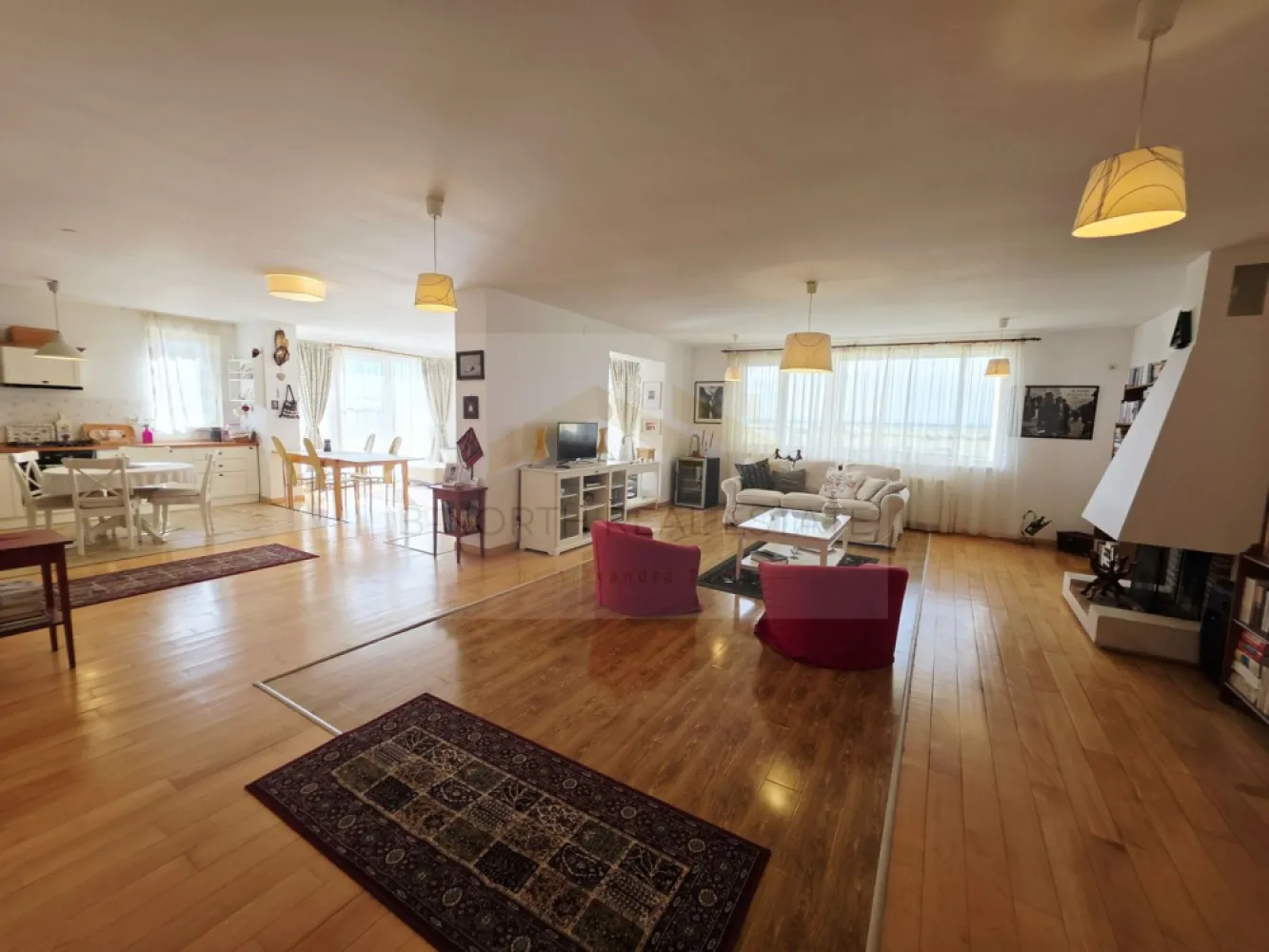 Penthouse 148mp cu terase75 mp și șemineu | Corbeanca - B-North Real Estate vă prezintă spre inchiriere, un penthouse cu suflet, view panoramic și terase generoase, situat în complexul rezidențial North Point Corbeanca, în Ostratu – un loc în care liniștea, natura și confortul se îmbină perfect cu accesul rapid către nordul Bucureștiului.
Sunt locuințe care se aleg pentru suprafață.
Și sunt locuințe care se simt din primul moment.
Acest penthouse face parte din a doua categorie: o locuință luminoasă, aerisită, cu spații generoase, șemineu, terase ample și o priveliște superbă, deschisă către natură. Este genul de apartament în care simți libertatea unei case, dar păstrezi confortul unui complex rezidențial închis.
Proprietatea este situată la etajul 4 al unui imobil cu lift și oferă o atmosferă rar întâlnită într-un apartament: multă lumină naturală, intimitate, vedere panoramică și zone de relaxare atât la interior, cât și la exterior.
Locuința dispune de aproximativ 148 mp interiori, completați de aproximativ 75 mp de terase, perfecte pentru cafeaua de dimineață, seri liniștite, plante, zonă de lounge sau mese în aer liber cu vedere deschisă.
Zona de zi este unul dintre cele mai frumoase puncte ale proprietății: living amplu, dining luminos, șemineu și acces către terase. Este un spațiu cald și primitor, potrivit pentru familie, seri cu prietenii sau momente de liniște acasă, departe de agitația orașului.
Se vinde mobilat și utilat, cu electrocasnice incluse, oferind o bază foarte bună pentru o locuință spectaculoasă, care poate fi ușor personalizată de viitorul proprietar.
Compartimentarea include:
living generos cu acces către terasă
zonă de dining cu vedere panoramică
bucătărie separată, mobilată și utilată
2 dormitoare,2 băi,spații de depozitare,șemineu,terase ample, cu priveliște deschisă,loc de parcare inclus
Complexul North Point Corbeanca este un complex rezidențial închis, cu acces securizat cu barieră, loc de joacă pentru copii, spații verzi și o frumoasă alee de platani la intrare. Atmosfera este una elegantă, aerisită și relaxată – ideală pentru familii, pentru persoane care lucrează de acasă sau pentru cei care își doresc să locuiască aproape de natură, dar nu izolați.
Poziționarea este un avantaj important. Deși te bucuri de liniște, aer curat și intimitate, ai acces rapid către punctele importante din nordul Capitalei:
aproximativ 10-15 minute până la Aeroportul Otopeni
aproximativ 10-15 minute până la Therme București
aproximativ 15-20 minute până la Băneasa Shopping City și zona comercială Băneasa
aproximativ 25-35 minute până în nordul Bucureștiului, în funcție de trafic
În apropiere se regăsesc supermarketuri, restaurante, grădinițe, școli, centre comerciale și zone de relaxare, păstrând în același timp sentimentul de retragere într-o zonă verde și liniștită.
Acest penthouse este o alegere excelentă pentru cei care caută mai mult decât un apartament: caută spațiu, lumină, terase, view, siguranță și o atmosferă de acasă.
